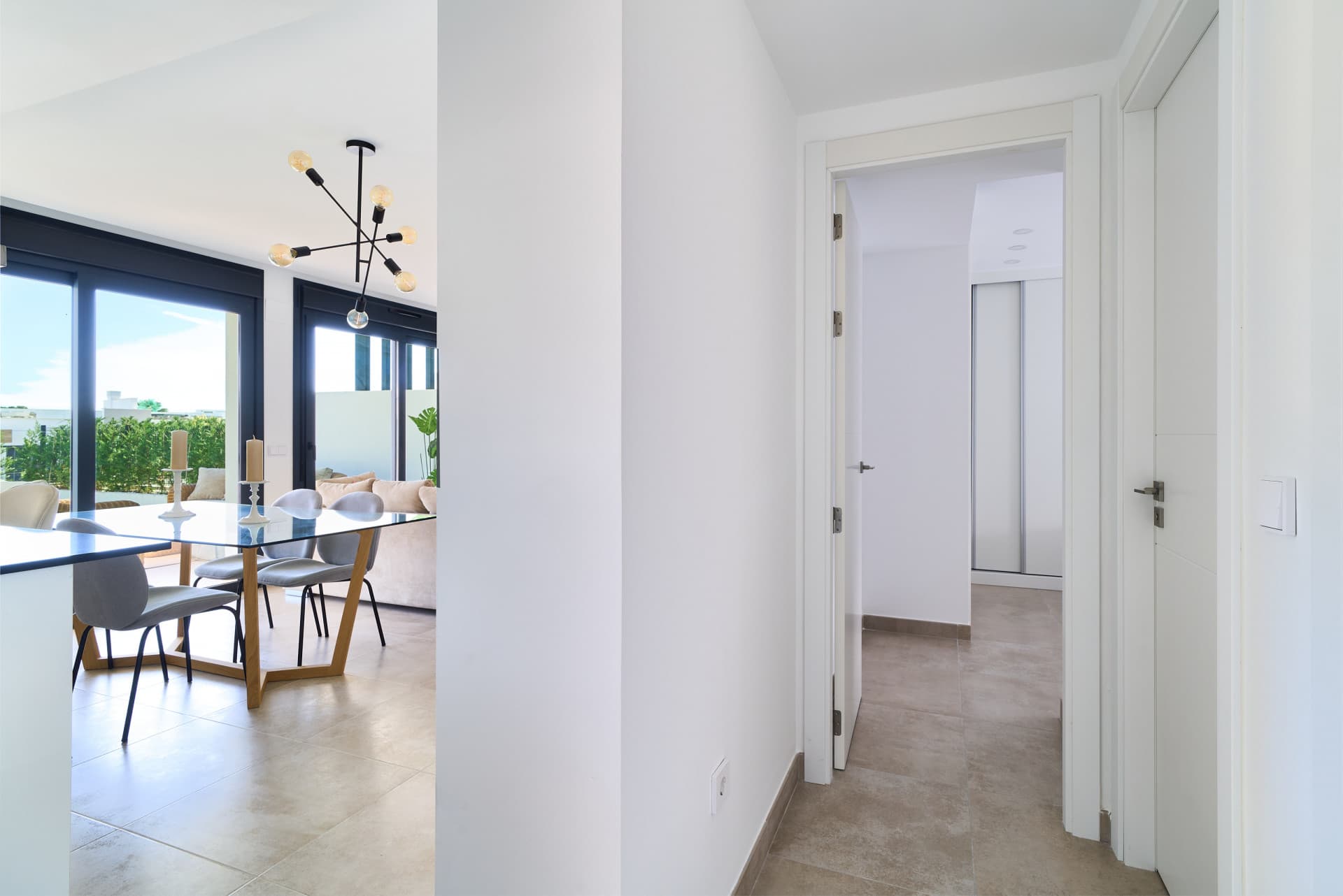 Apartamento de 2 dormitorios, listo para entrar y totalmente amueblado, en un proyecto nuevo en una ubicación privilegiada justo al lado de Marbella