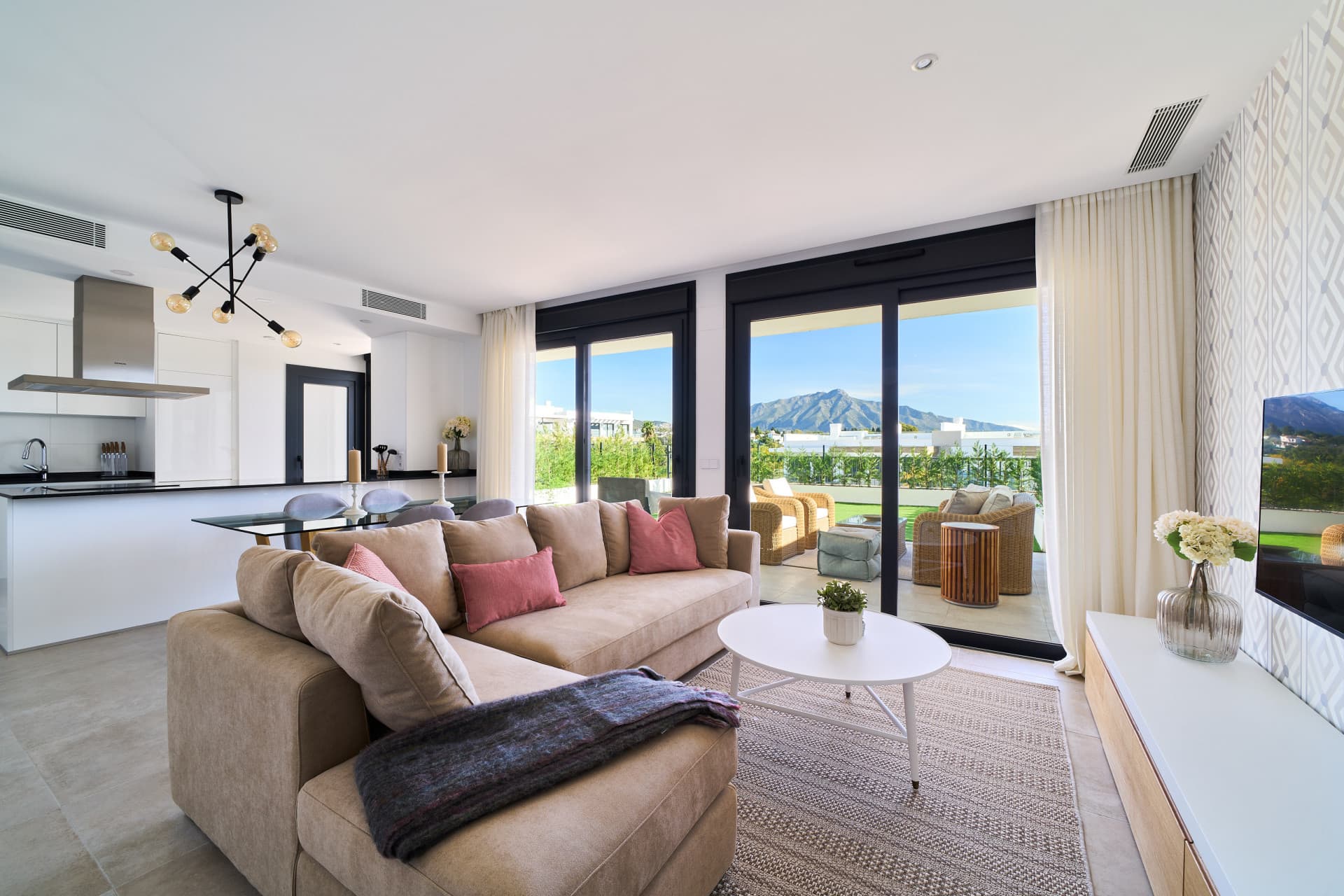 Apartamento de 2 dormitorios, listo para entrar y totalmente amueblado, en un proyecto nuevo en una ubicación privilegiada justo al lado de Marbella