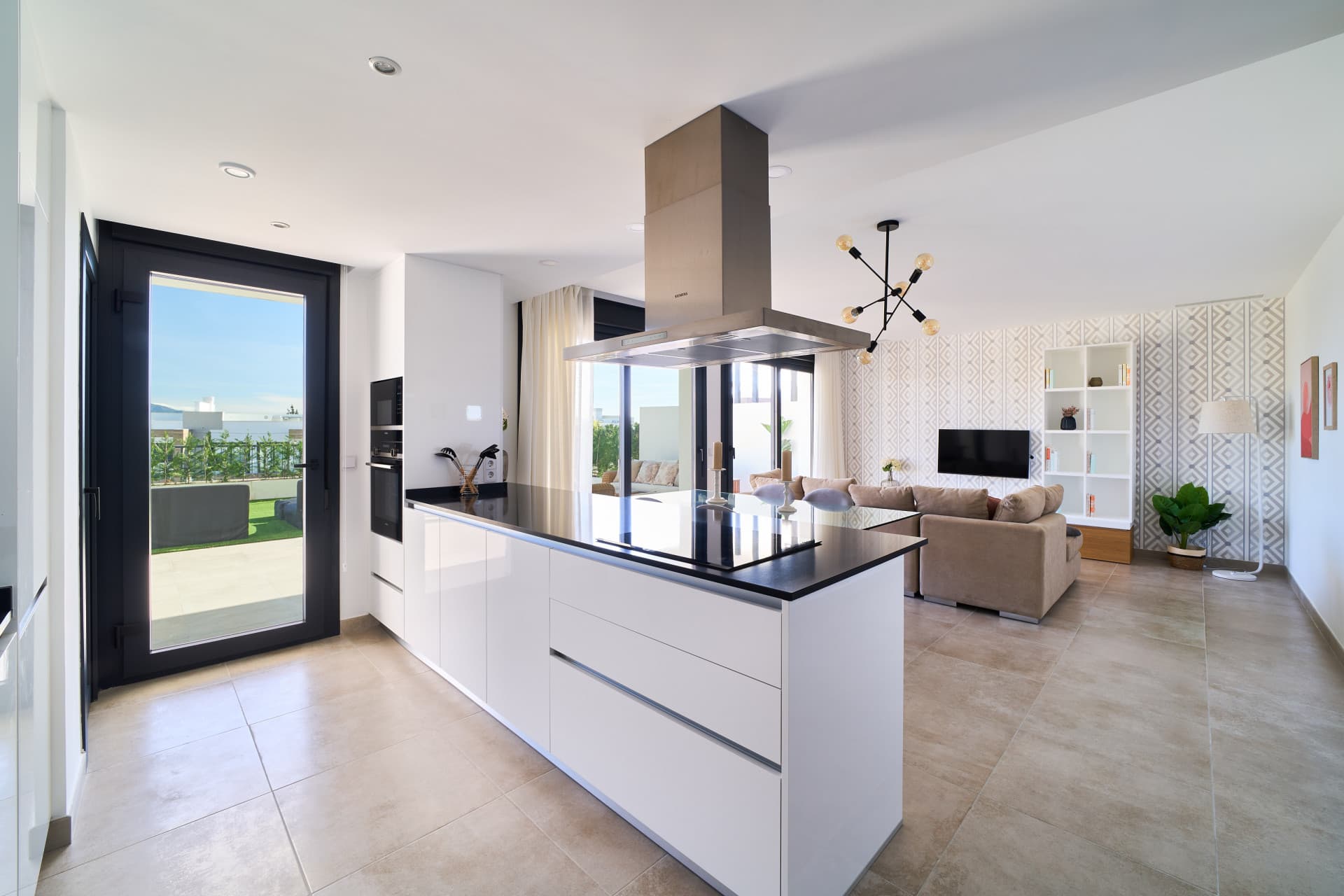 Apartamento de 2 dormitorios, listo para entrar y totalmente amueblado, en un proyecto nuevo en una ubicación privilegiada justo al lado de Marbella