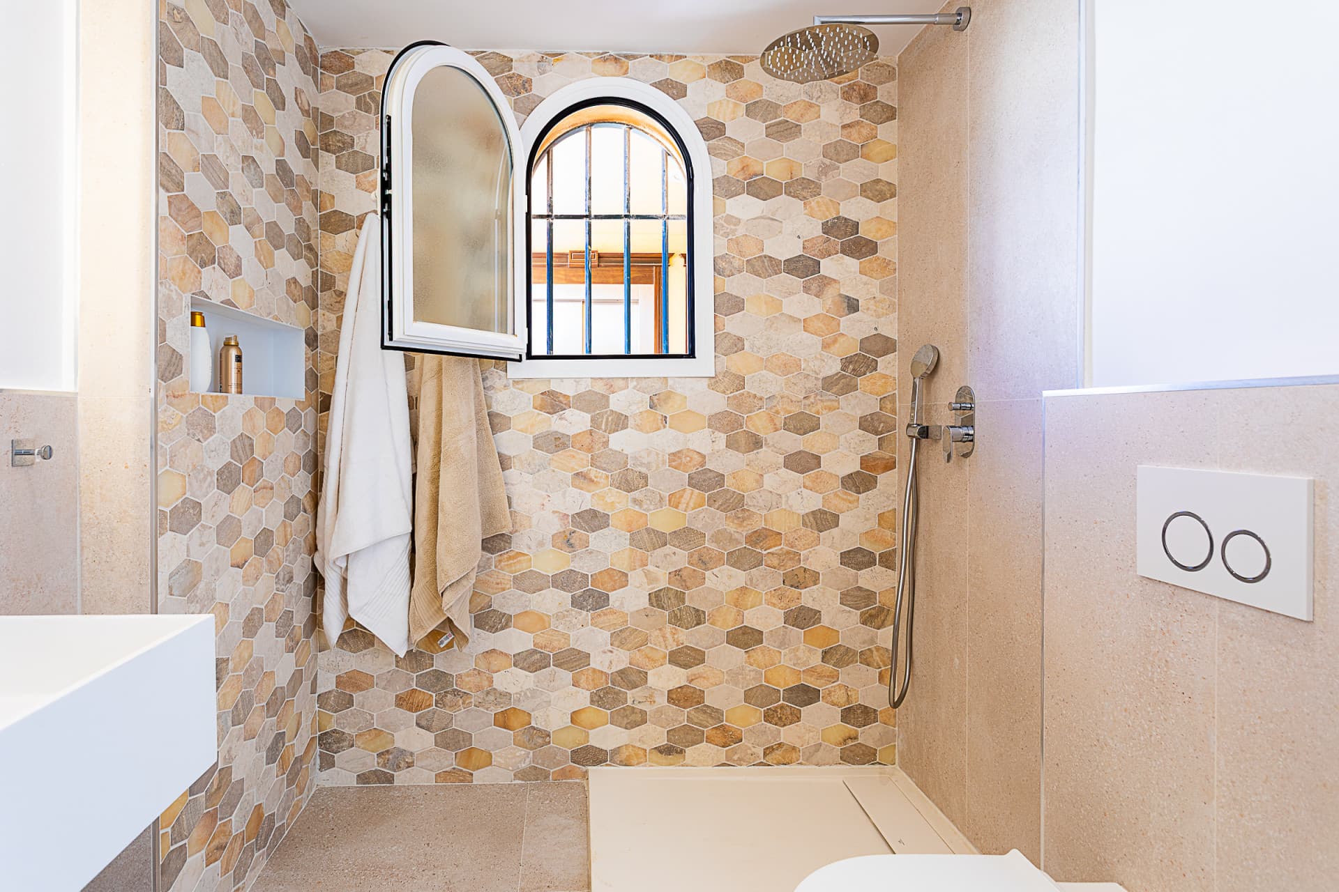 Luxurious, Fully Refurbished Penthouse in Santa María Village, Elviria Exceptional Value: Recently reduced from €745,000!