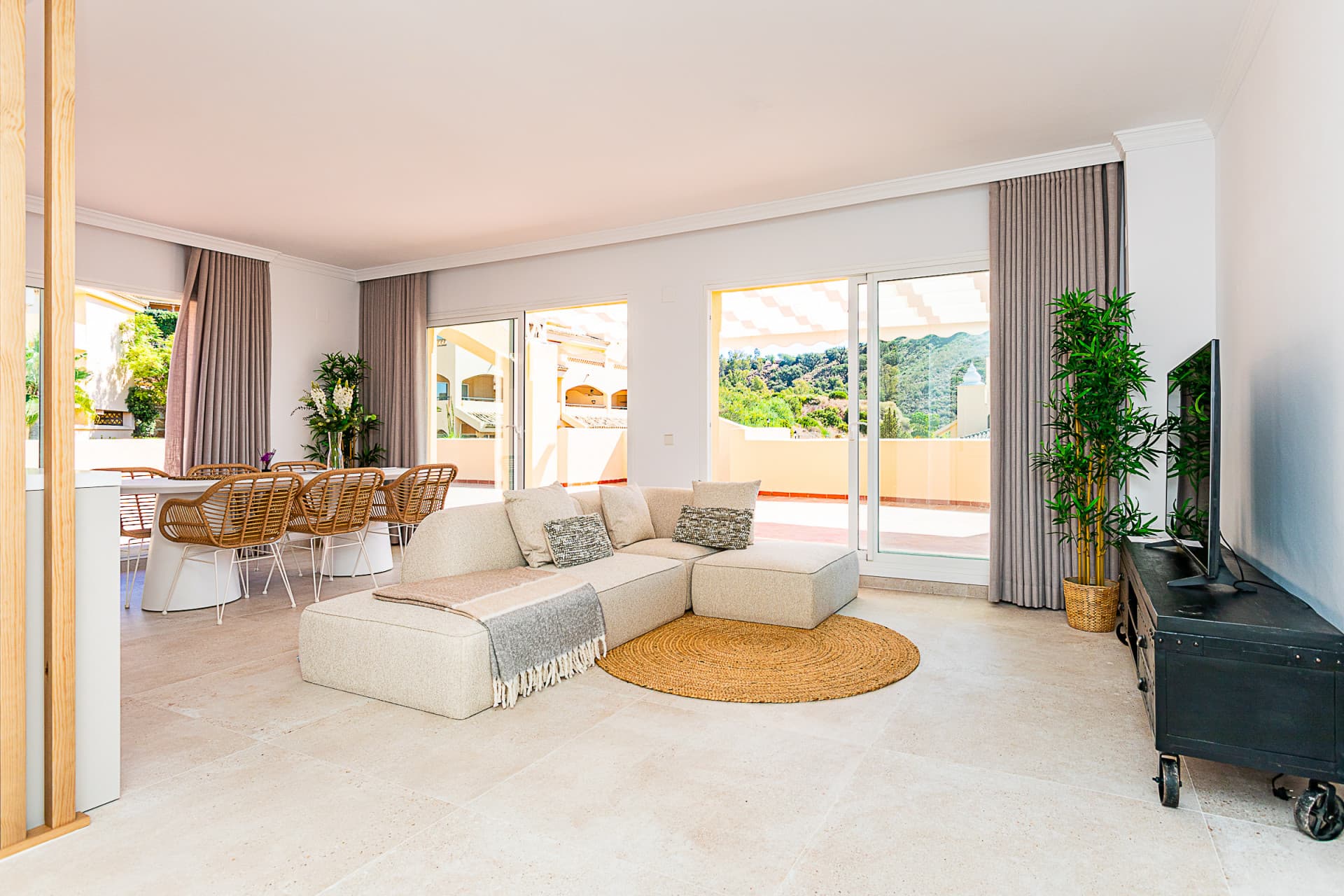 Luxurious, Fully Refurbished Penthouse in Santa María Village, Elviria Exceptional Value: Recently reduced from €745,000!