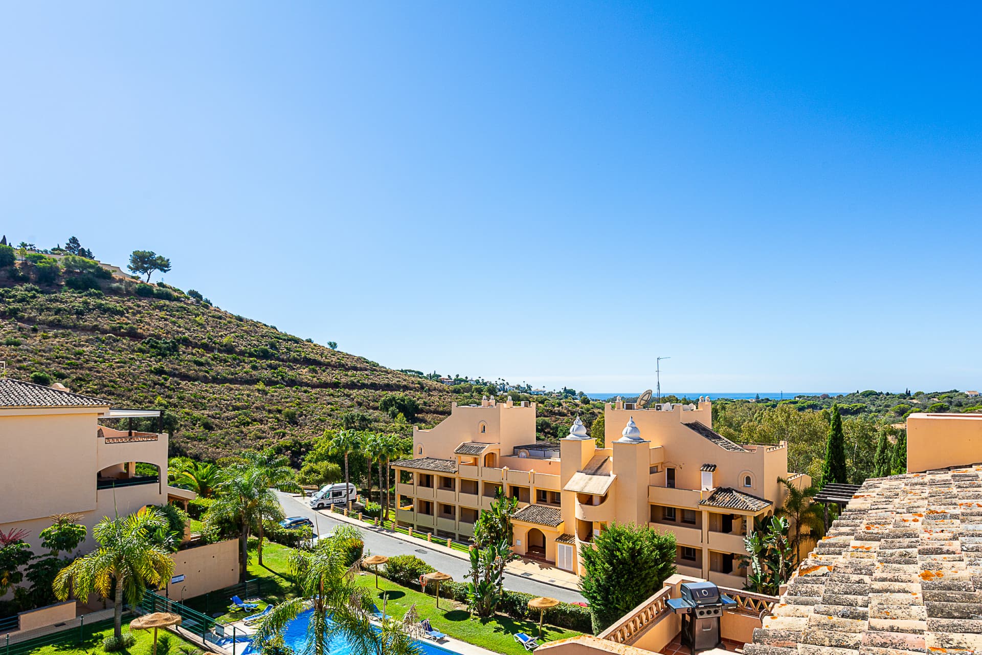 Lujoso Ático Totalmente Reformado en Santa María Village, Elviria Valor Excepcional: ¡Recientemente rebajado de 745.000 €!