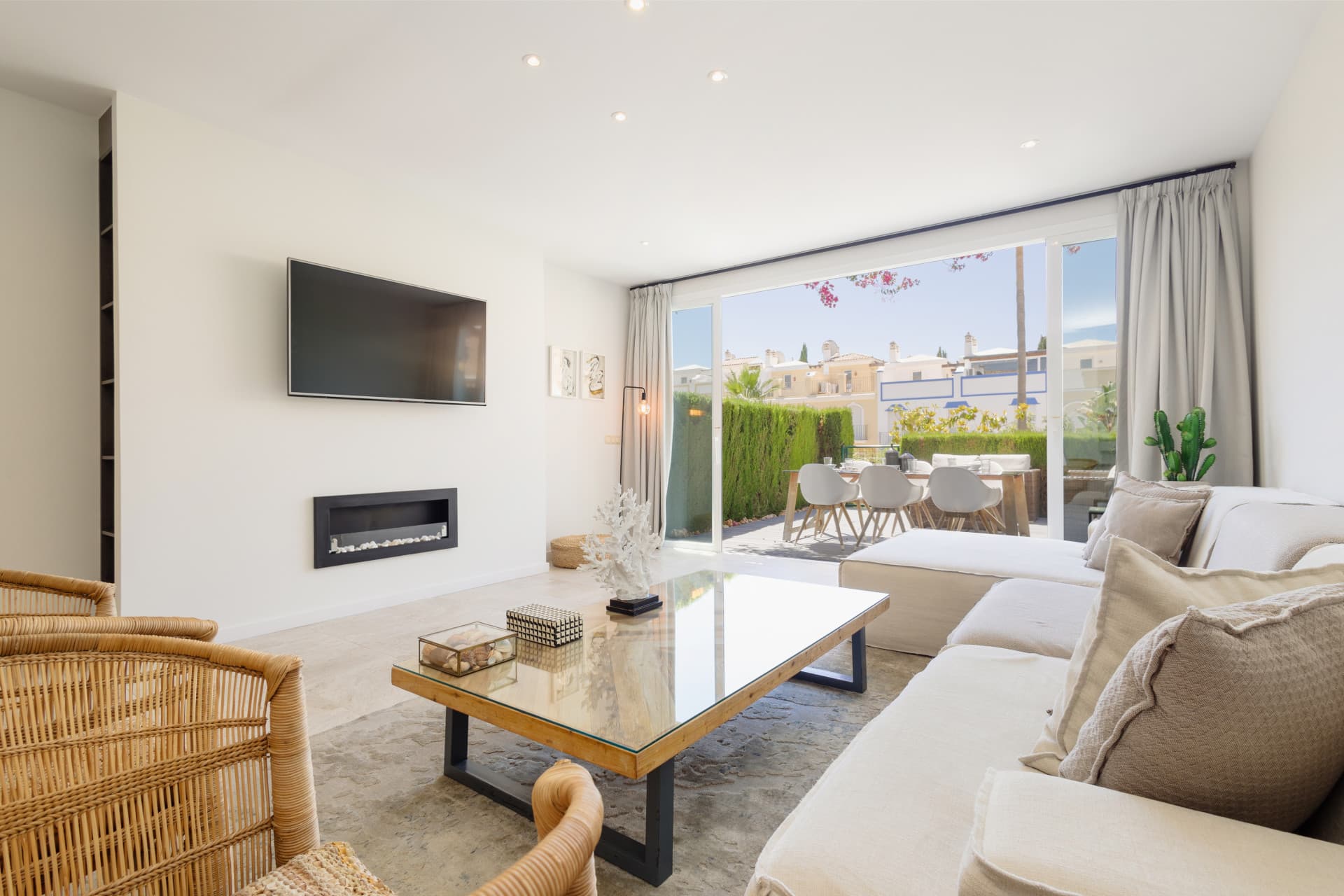 Luxury 3-bed penthouse with sea views in frontline beach Marbella East