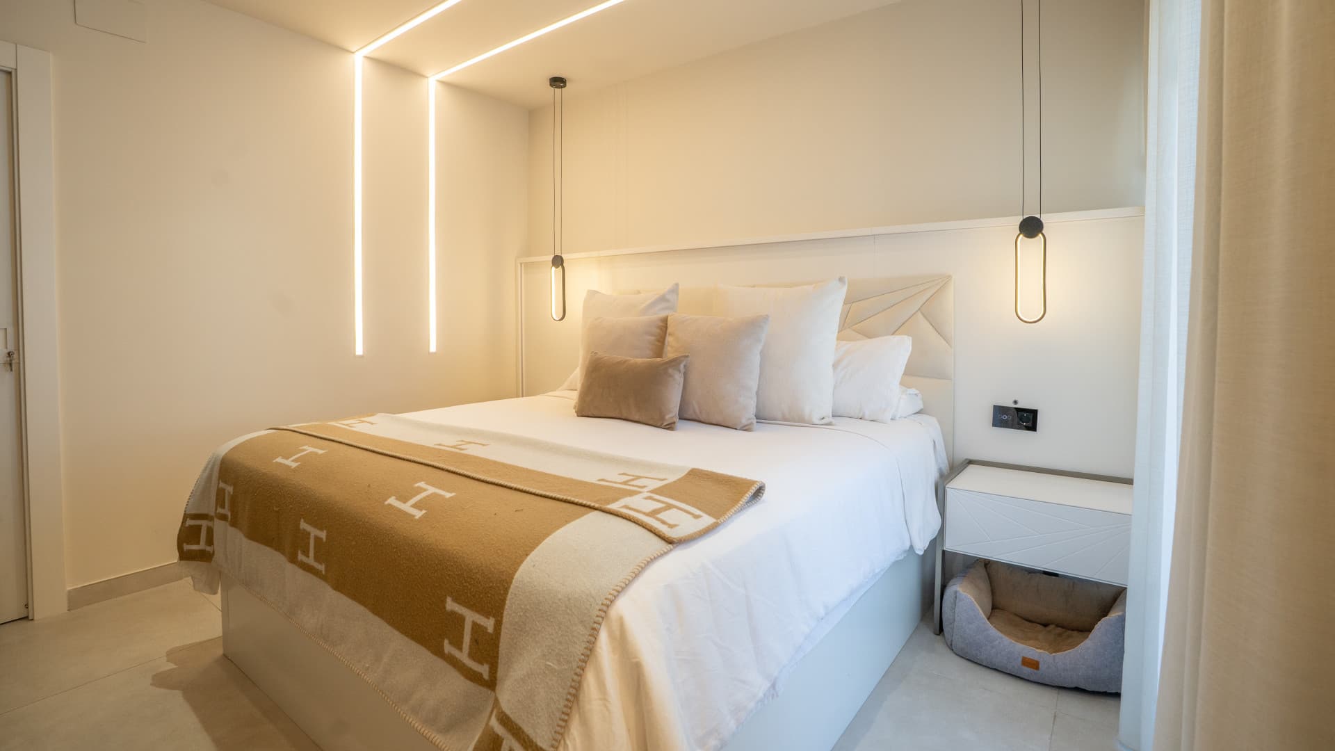 Exquisite Luxury Apartment with Expansive Terrace and Smart Home Features