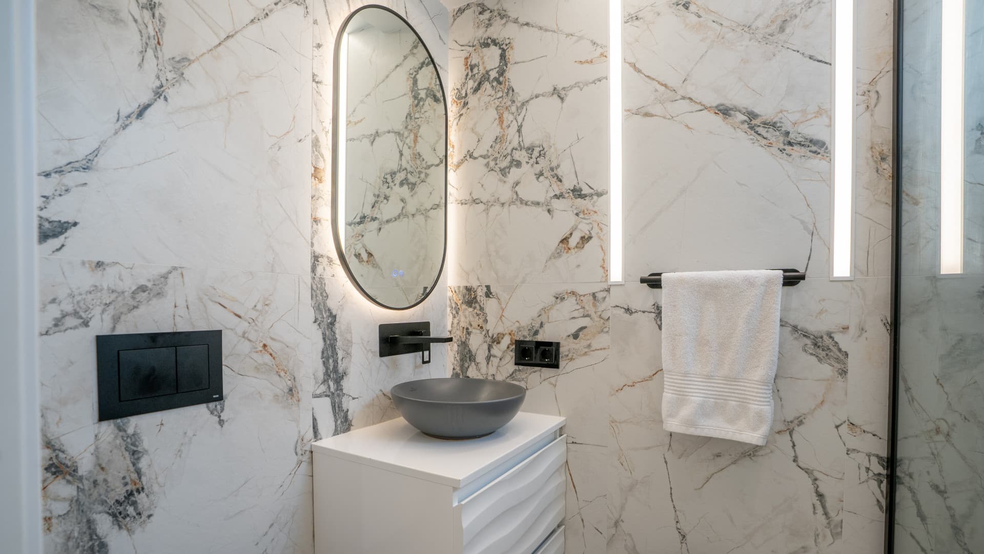 Exquisite Luxury Apartment with Expansive Terrace and Smart Home Features