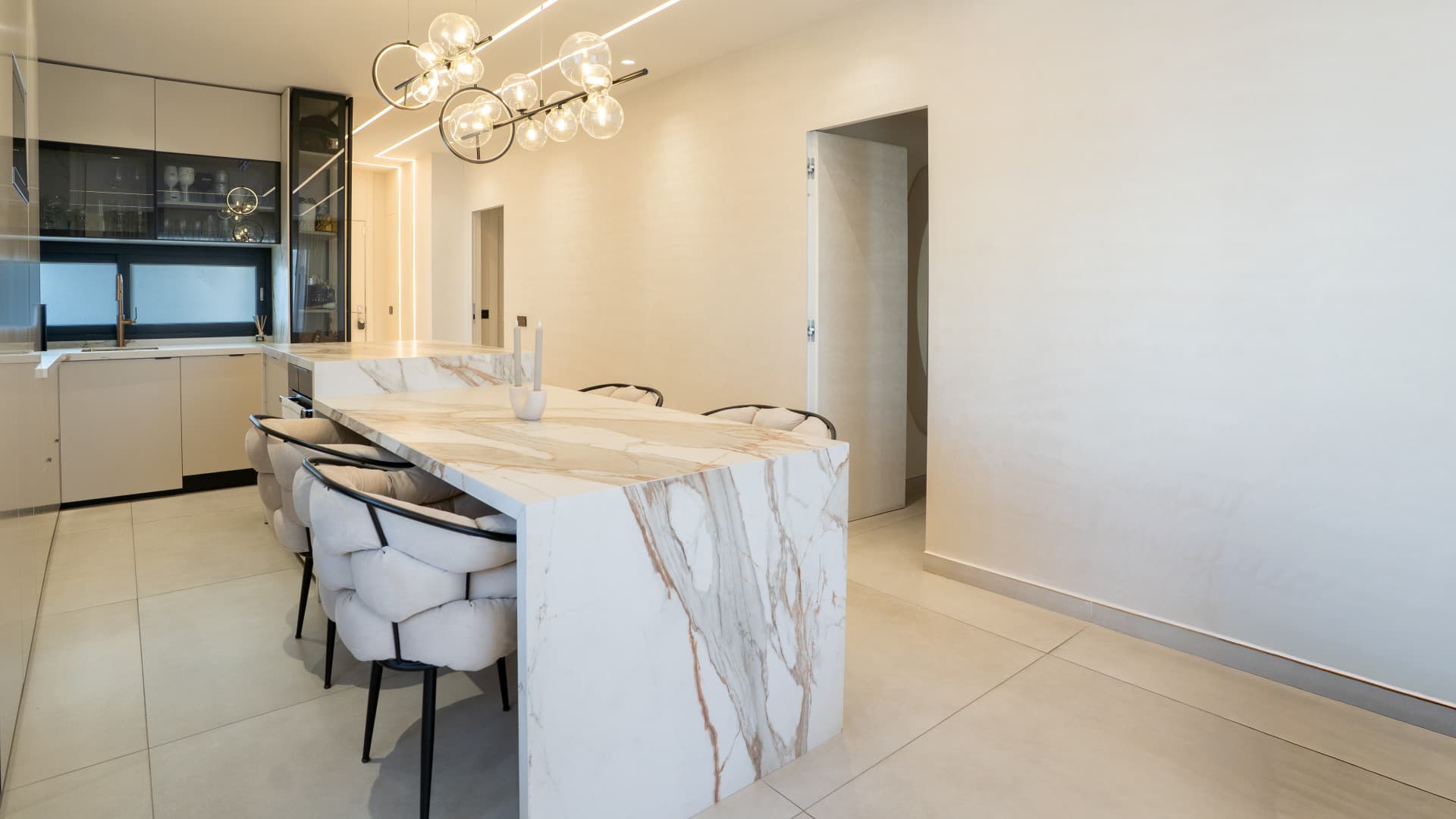 Exquisite Luxury Apartment with Expansive Terrace and Smart Home Features