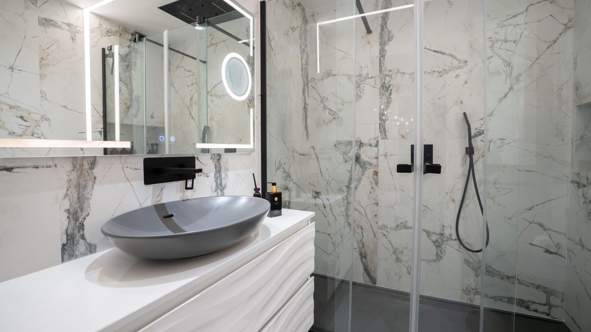Exquisite Luxury Apartment with Expansive Terrace and Smart Home Features