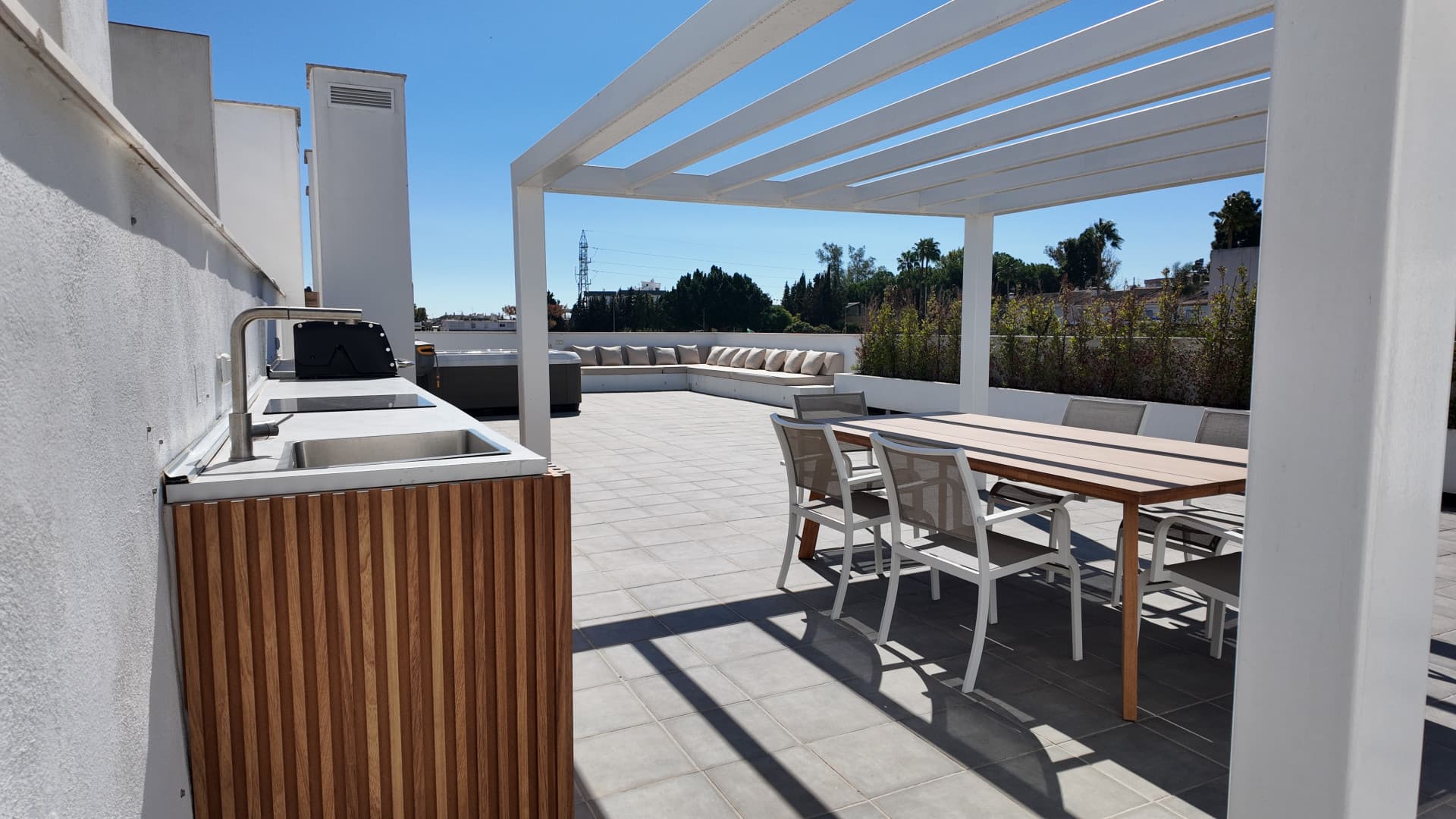"FURNISHED" 4 BEDROOM PENTHOUSE WITH SOLARIUM IN THE CENTER OF SAN PEDRO DE ALCÁNTARA