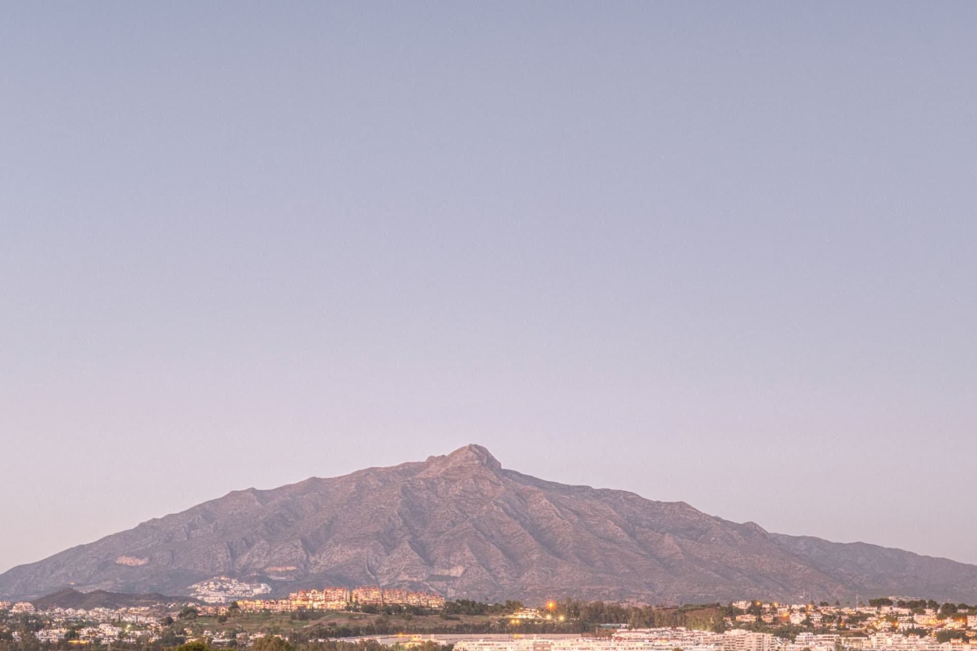 "FURNISHED" 4 BEDROOM PENTHOUSE WITH SOLARIUM IN THE CENTER OF SAN PEDRO DE ALCÁNTARA