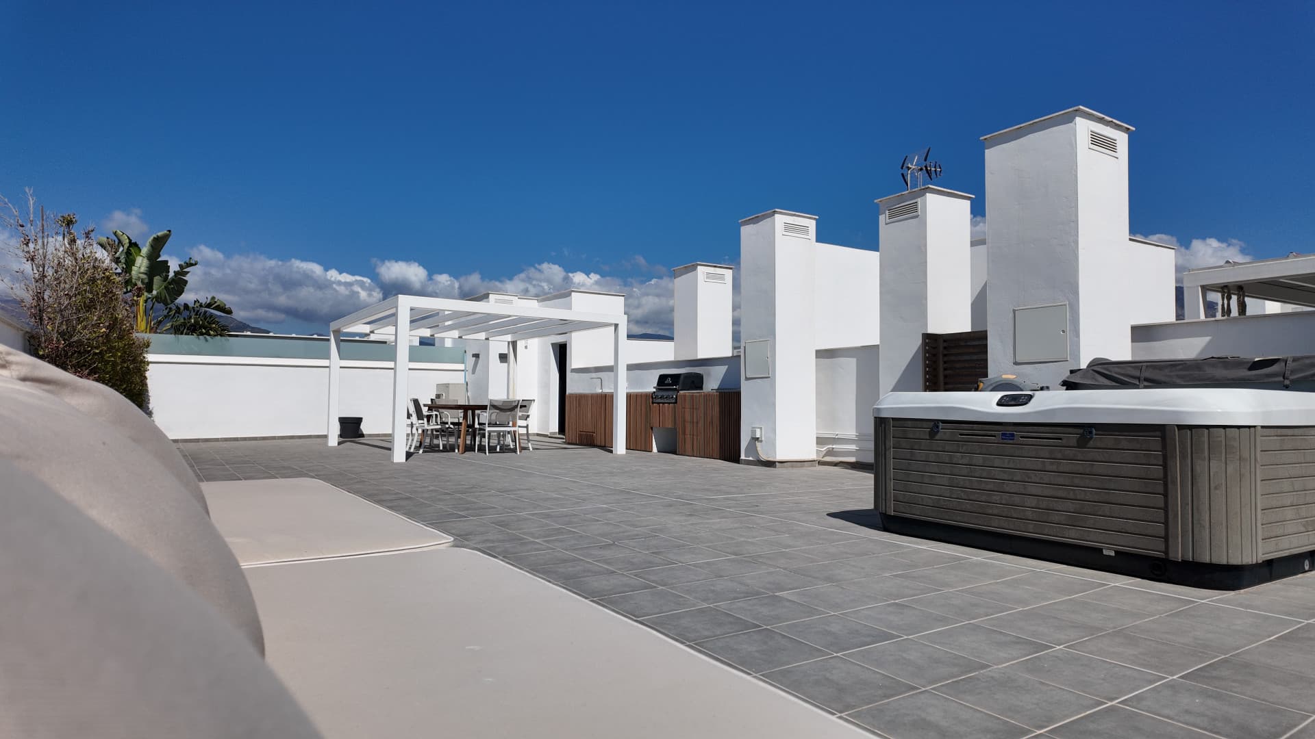 "FURNISHED" 4 BEDROOM PENTHOUSE WITH SOLARIUM IN THE CENTER OF SAN PEDRO DE ALCÁNTARA