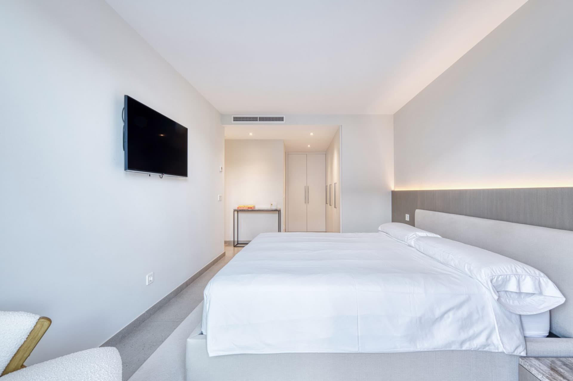 "FURNISHED" 4 BEDROOM PENTHOUSE WITH SOLARIUM IN THE CENTER OF SAN PEDRO DE ALCÁNTARA