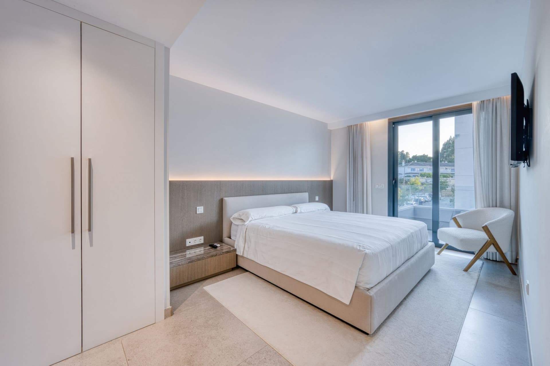 "FURNISHED" 4 BEDROOM PENTHOUSE WITH SOLARIUM IN THE CENTER OF SAN PEDRO DE ALCÁNTARA