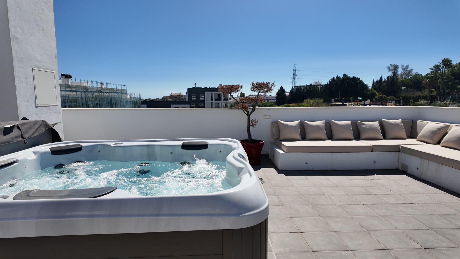 "FURNISHED" 4 BEDROOM PENTHOUSE WITH SOLARIUM IN THE CENTER OF SAN PEDRO DE ALCÁNTARA
