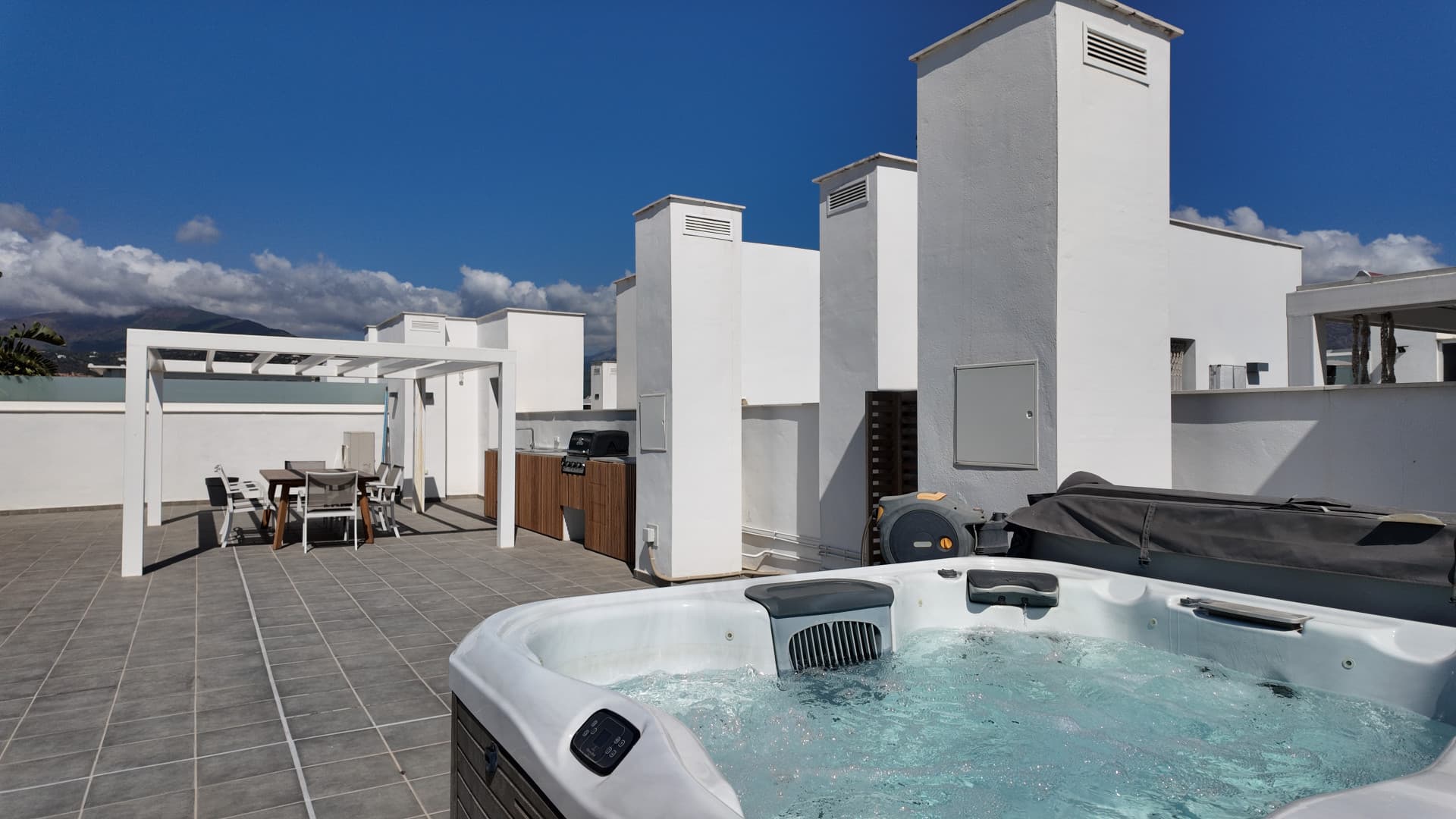 "FURNISHED" 4 BEDROOM PENTHOUSE WITH SOLARIUM IN THE CENTER OF SAN PEDRO DE ALCÁNTARA