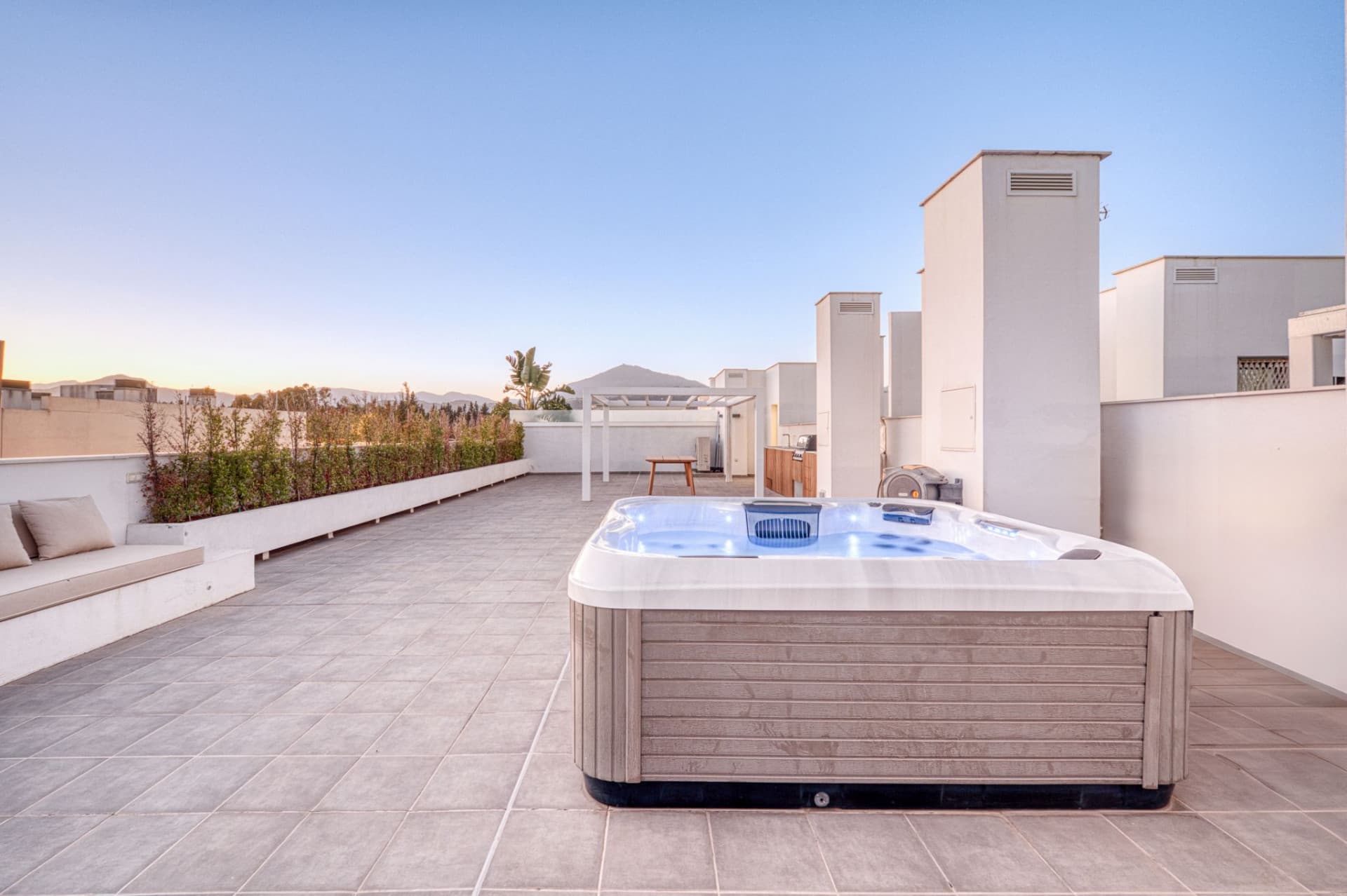 "FURNISHED" 4 BEDROOM PENTHOUSE WITH SOLARIUM IN THE CENTER OF SAN PEDRO DE ALCÁNTARA