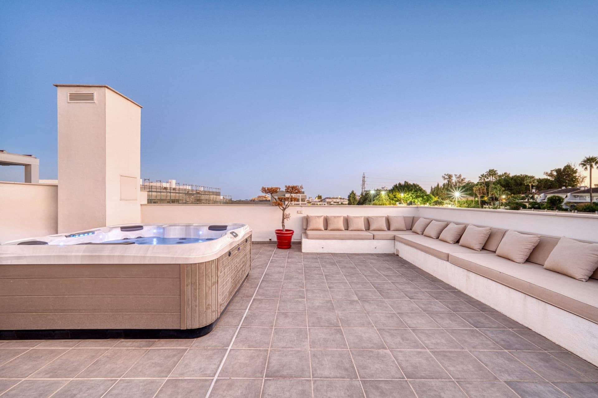 "FURNISHED" 4 BEDROOM PENTHOUSE WITH SOLARIUM IN THE CENTER OF SAN PEDRO DE ALCÁNTARA