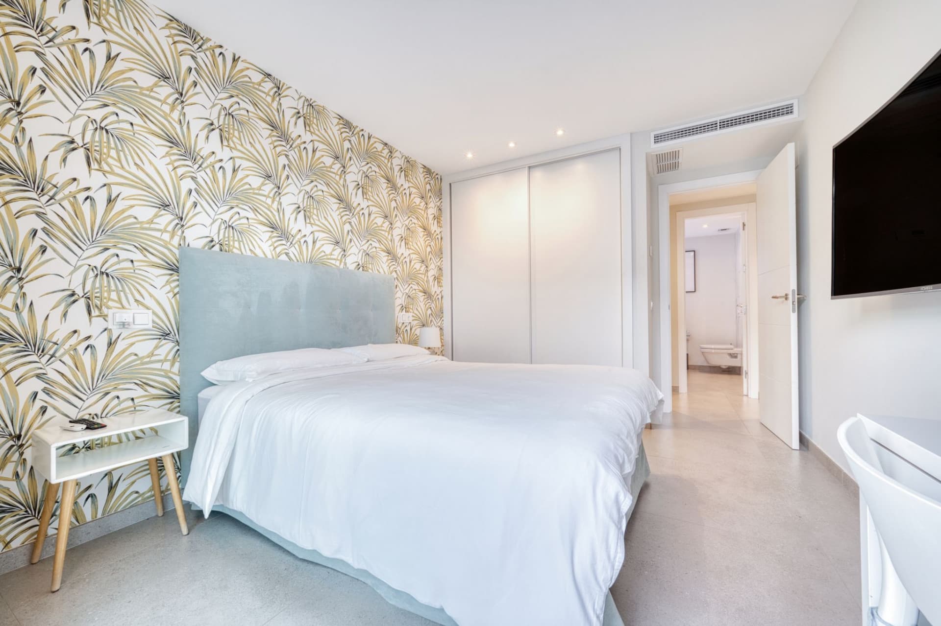 "FURNISHED" 4 BEDROOM PENTHOUSE WITH SOLARIUM IN THE CENTER OF SAN PEDRO DE ALCÁNTARA