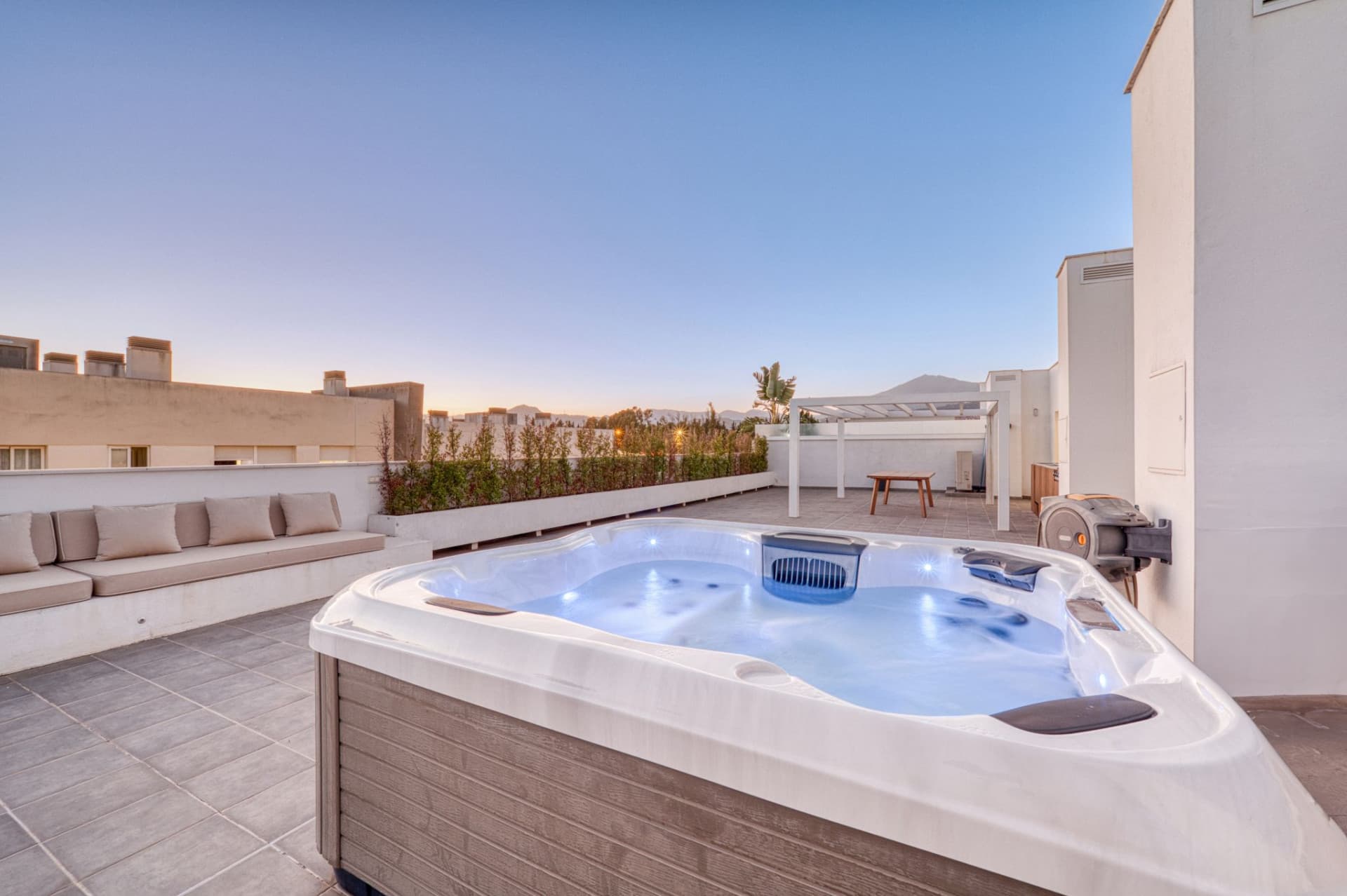 "FURNISHED" 4 BEDROOM PENTHOUSE WITH SOLARIUM IN THE CENTER OF SAN PEDRO DE ALCÁNTARA