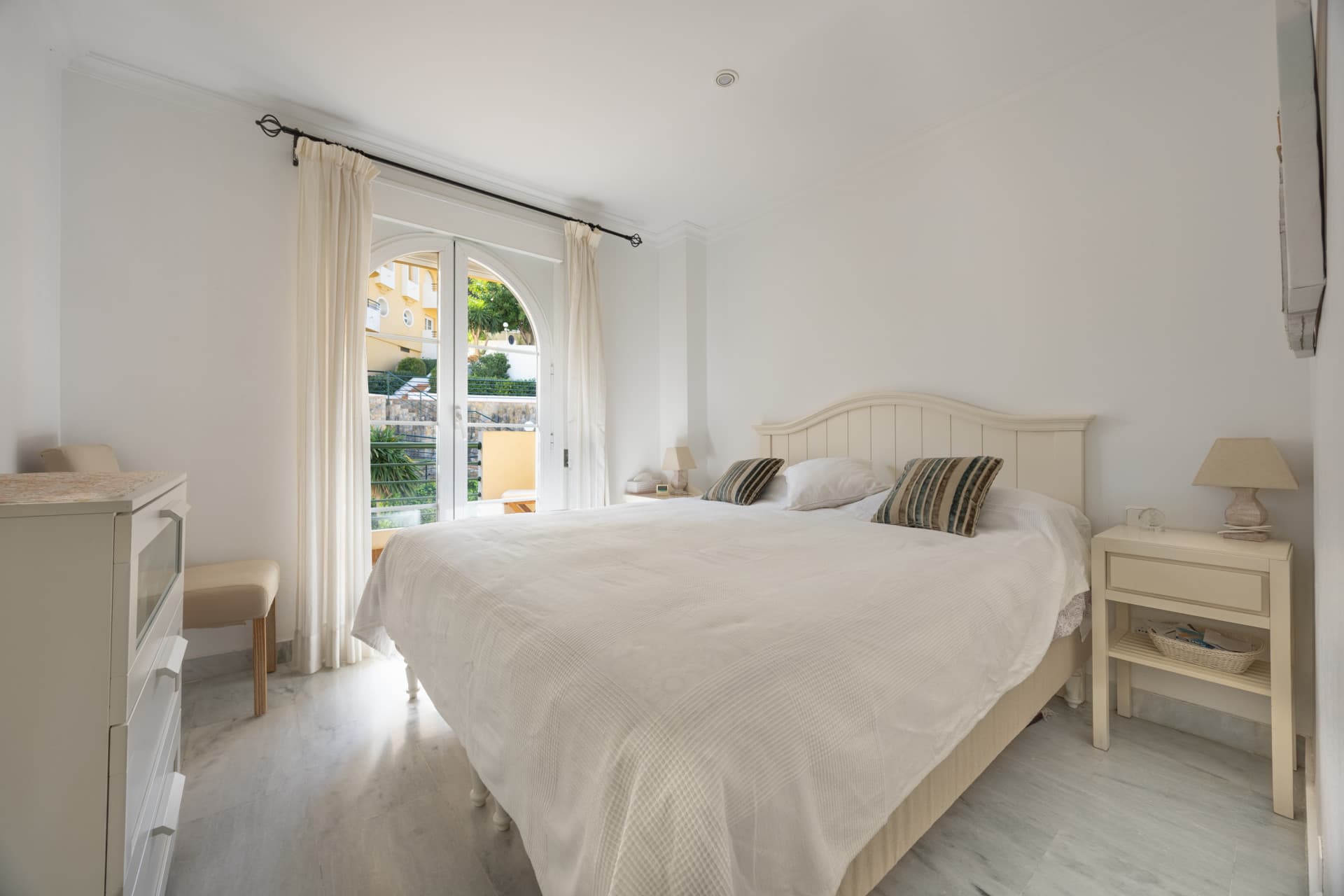 APARTMENT IN SEÑORÍO DE ALOHA, NUEVA ANDALCÍA