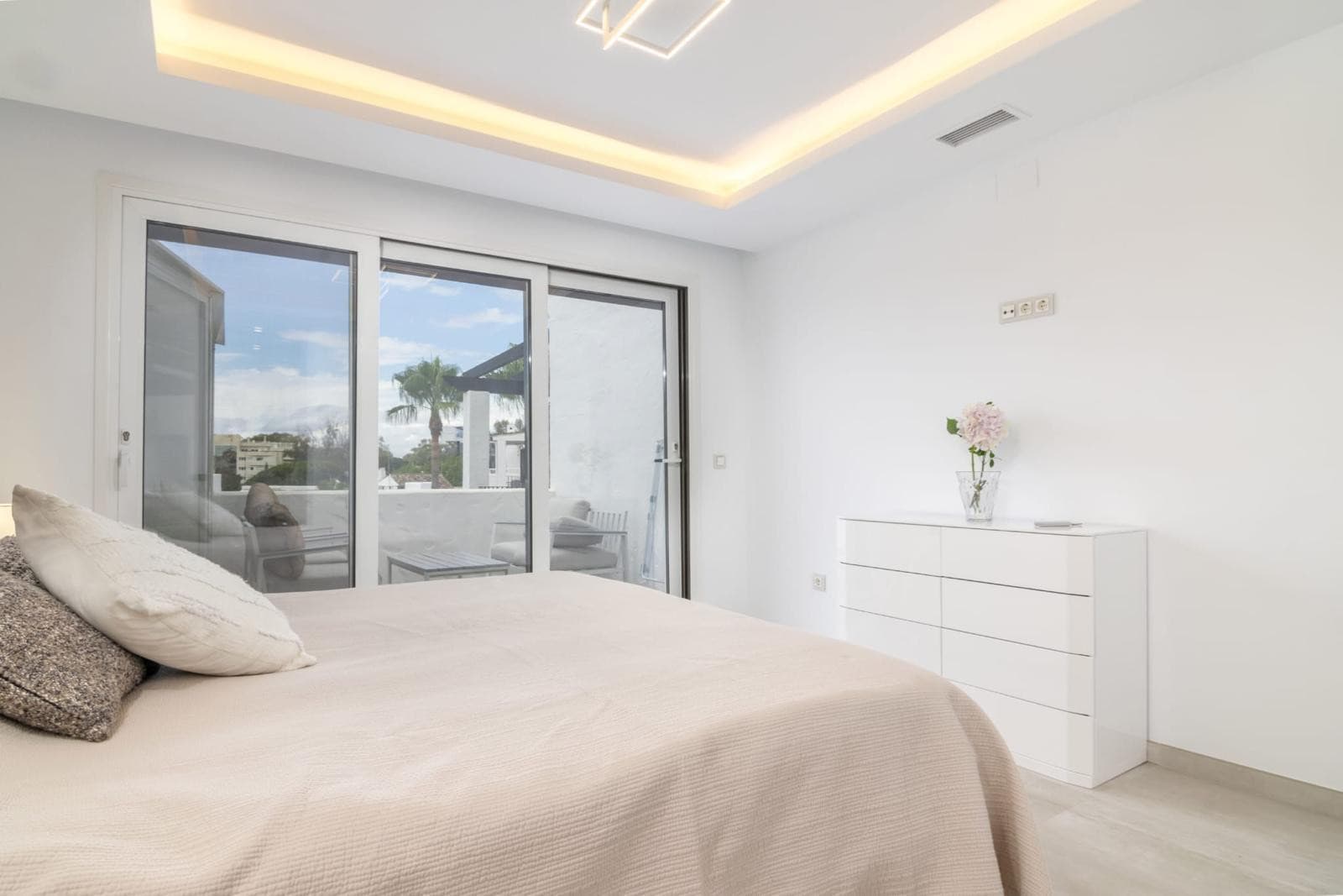 Luxury Duplex Penthouse for sales in Villa Marina, Marbella, Walking Distance to Puerto Banús and the Beach