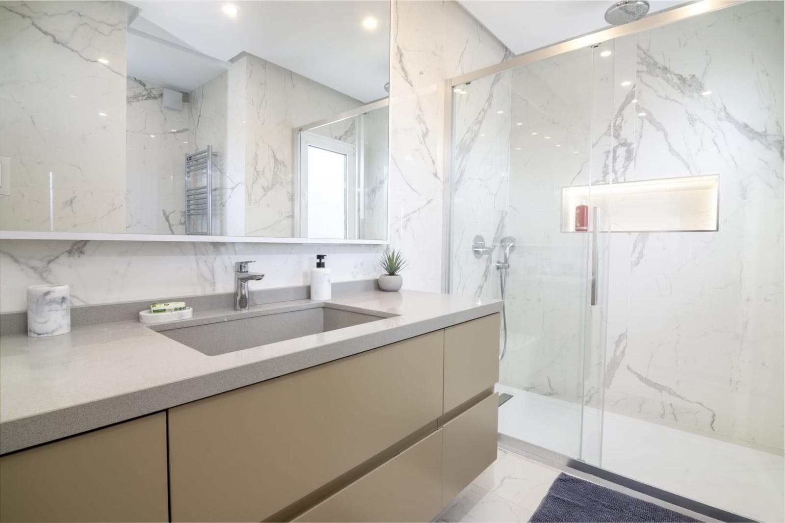 Luxury Duplex Penthouse for sales in Villa Marina, Marbella, Walking Distance to Puerto Banús and the Beach