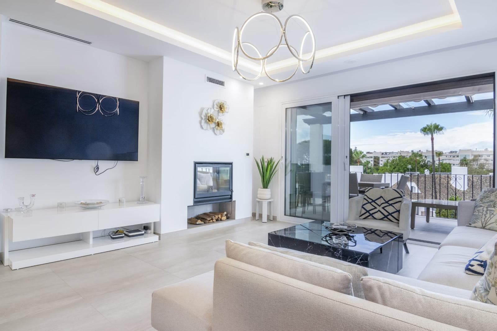 Luxury Duplex Penthouse for sales in Villa Marina, Marbella, Walking Distance to Puerto Banús and the Beach