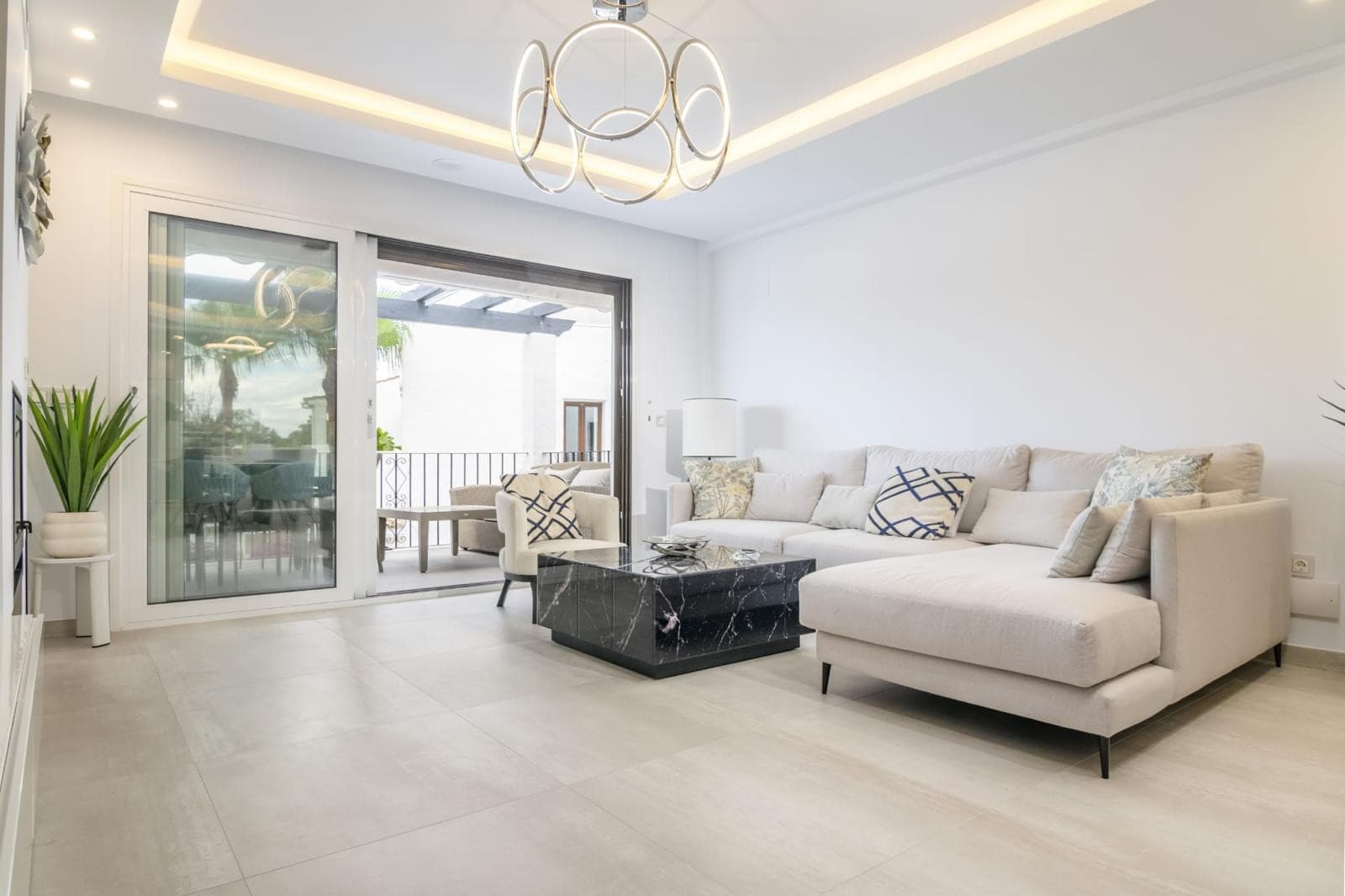 Luxury Duplex Penthouse for sales in Villa Marina, Marbella, Walking Distance to Puerto Banús and the Beach