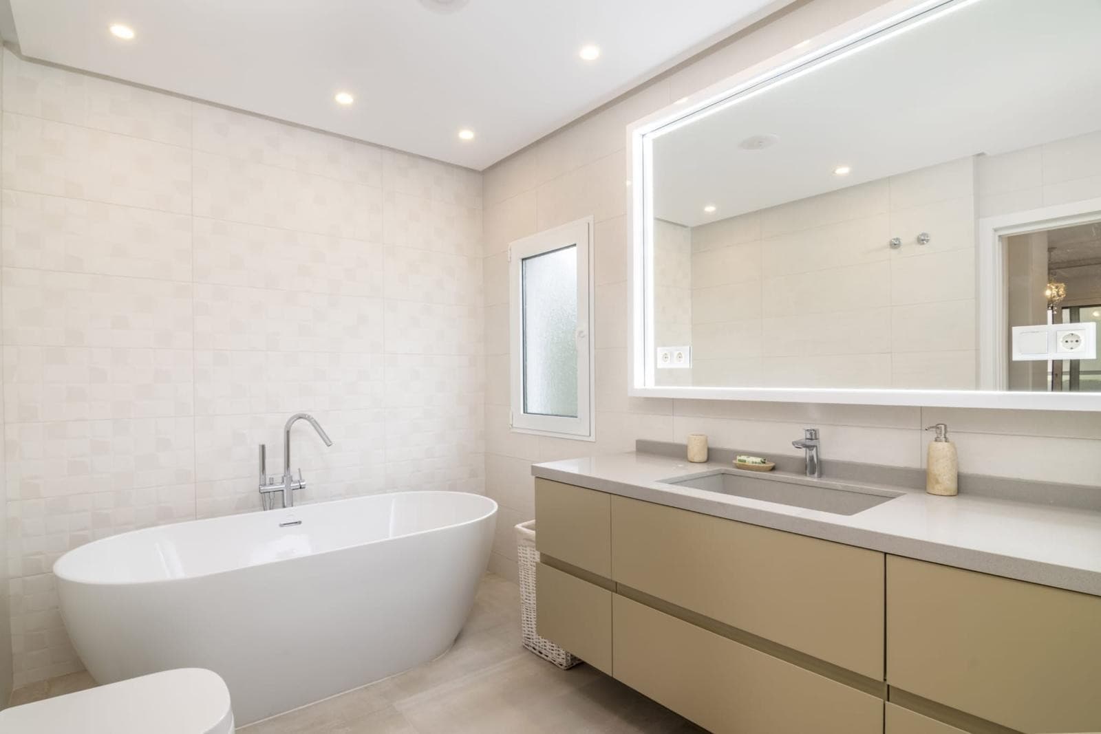 Luxury Duplex Penthouse for sales in Villa Marina, Marbella, Walking Distance to Puerto Banús and the Beach