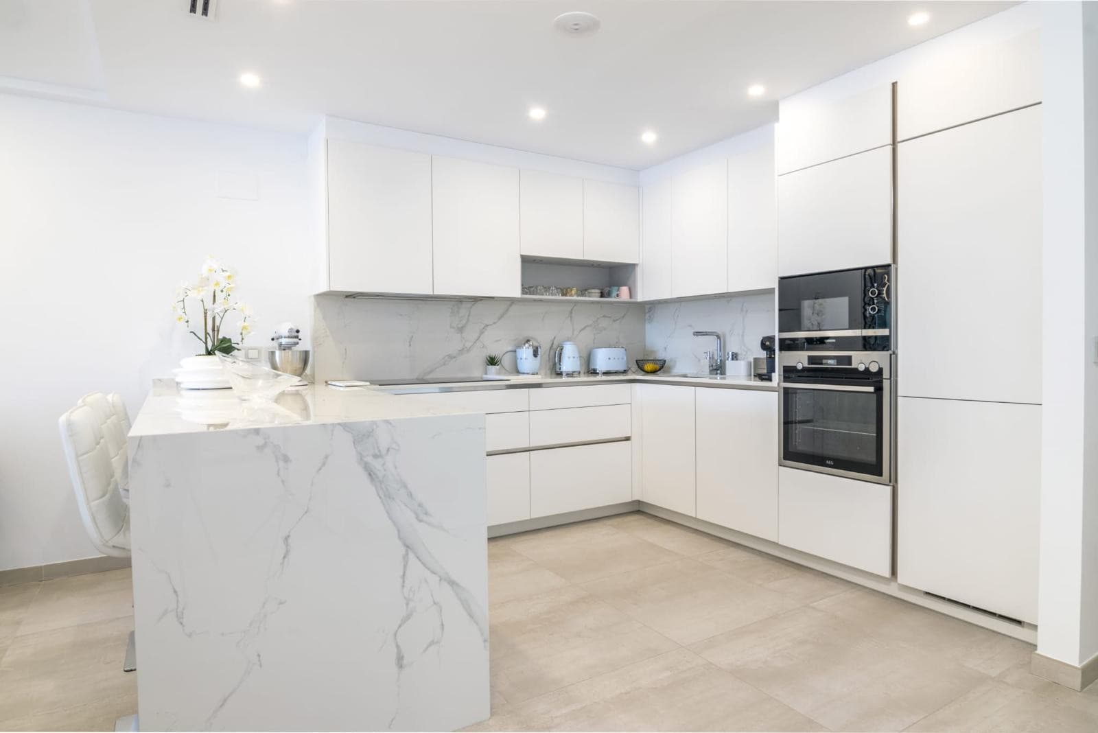 Luxury Duplex Penthouse for sales in Villa Marina, Marbella, Walking Distance to Puerto Banús and the Beach