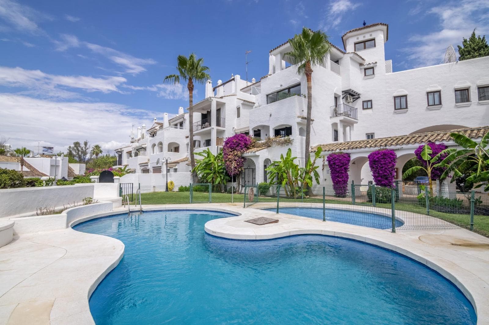 Luxury Duplex Penthouse for sales in Villa Marina, Marbella, Walking Distance to Puerto Banús and the Beach