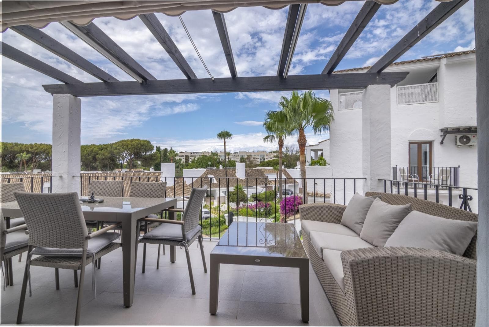 Luxury Duplex Penthouse for sales in Villa Marina, Marbella, Walking Distance to Puerto Banús and the Beach