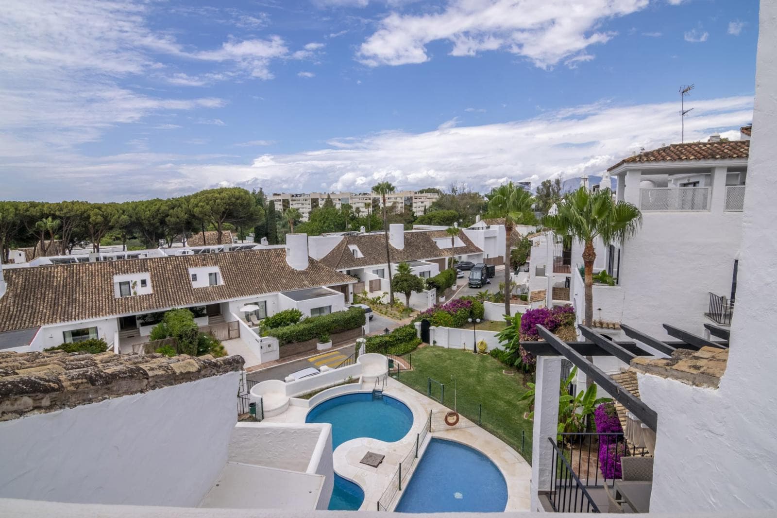 Luxury Duplex Penthouse for sales in Villa Marina, Marbella, Walking Distance to Puerto Banús and the Beach