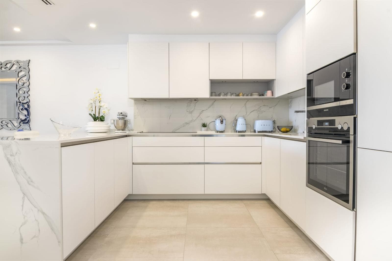 Luxury Duplex Penthouse for sales in Villa Marina, Marbella, Walking Distance to Puerto Banús and the Beach