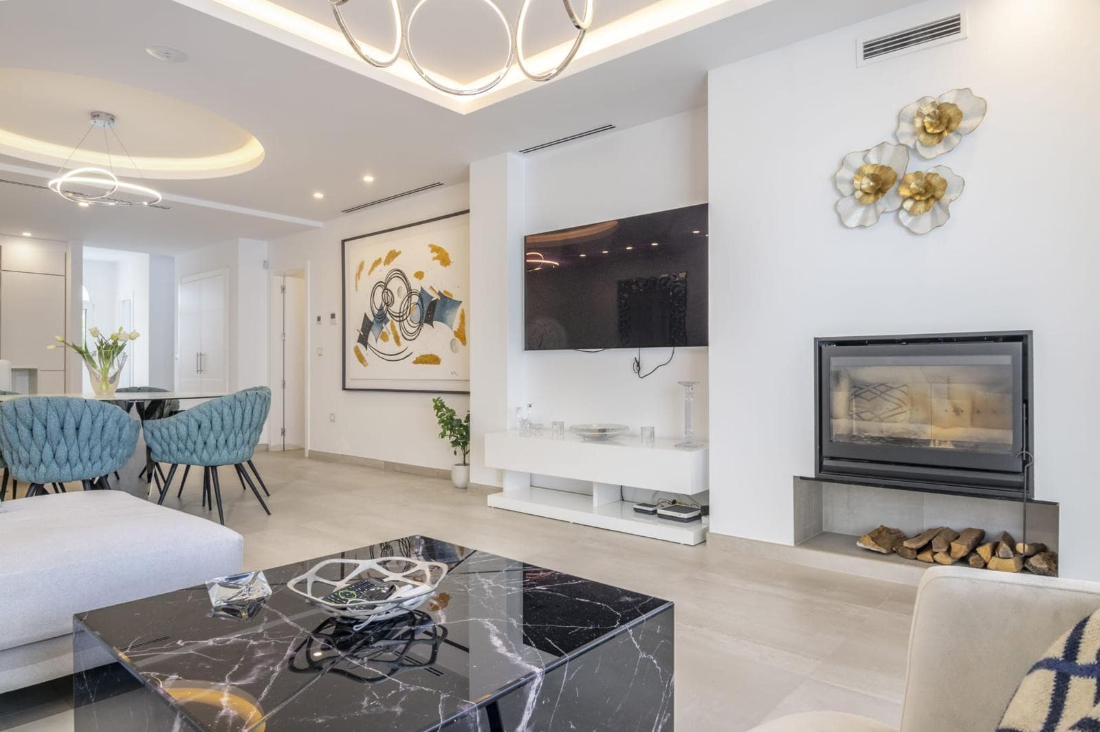 Luxury Duplex Penthouse for sales in Villa Marina, Marbella, Walking Distance to Puerto Banús and the Beach