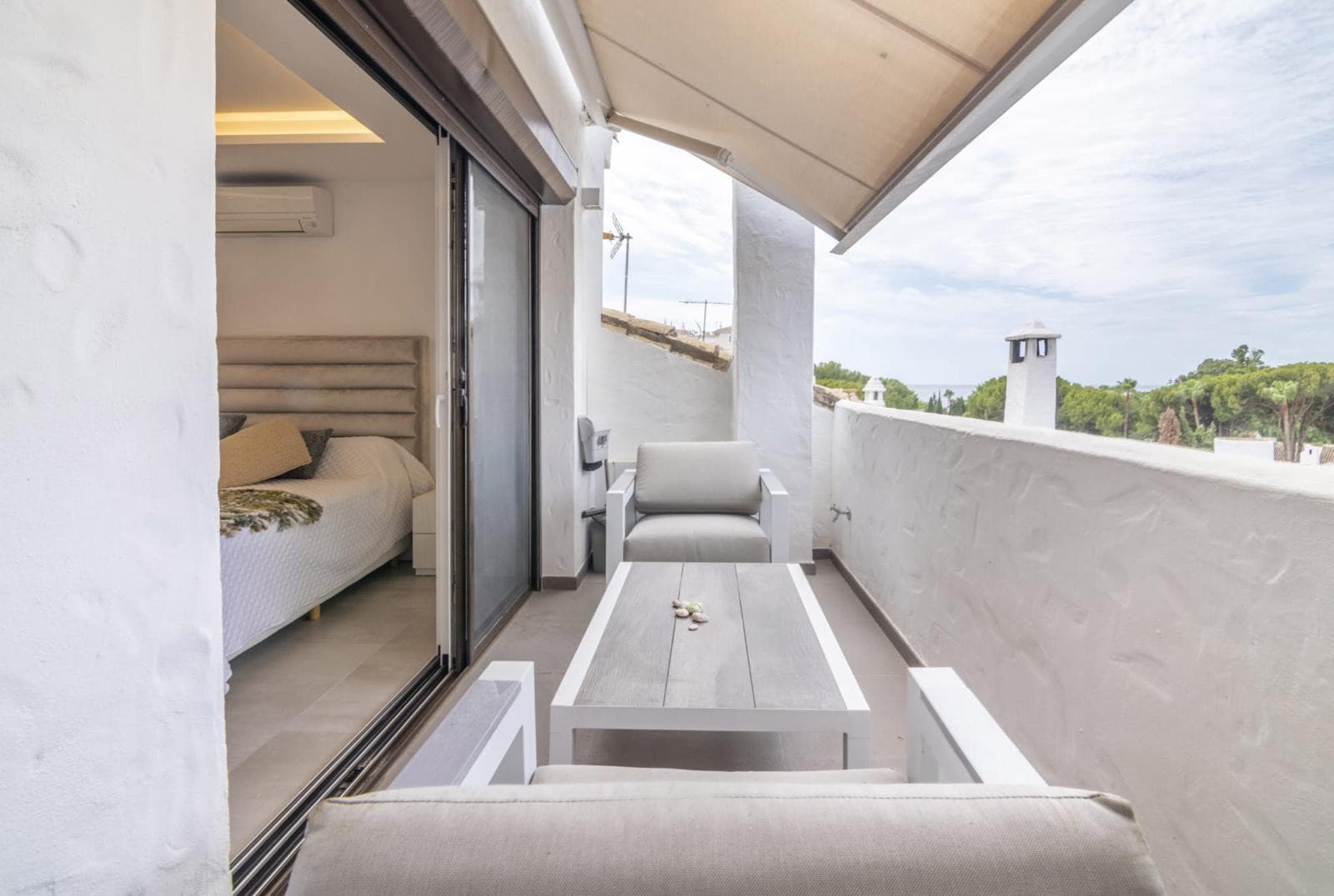 Luxury Duplex Penthouse for sales in Villa Marina, Marbella, Walking Distance to Puerto Banús and the Beach