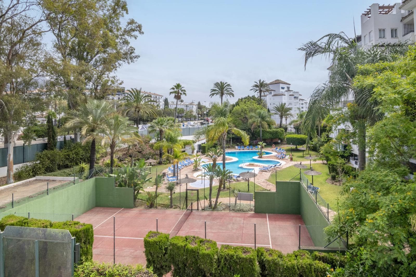 Luxury Duplex Penthouse for sales in Villa Marina, Marbella, Walking Distance to Puerto Banús and the Beach