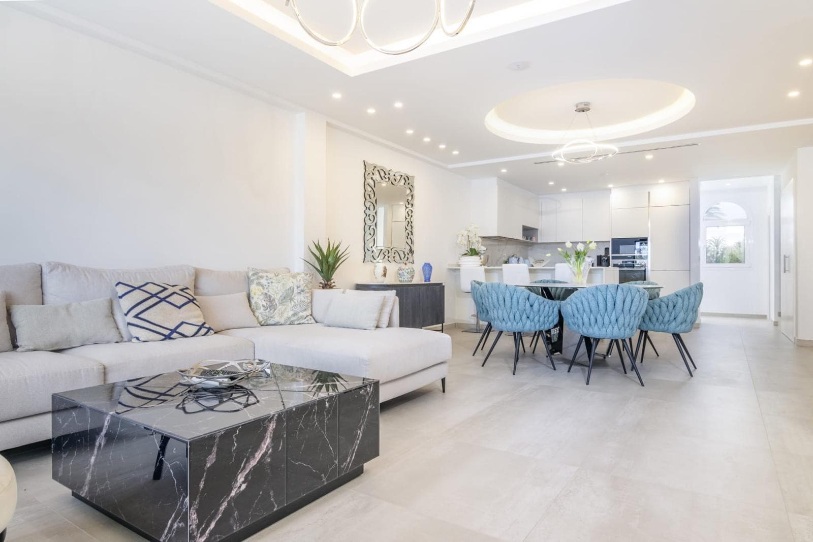 Luxury Duplex Penthouse for sales in Villa Marina, Marbella, Walking Distance to Puerto Banús and the Beach