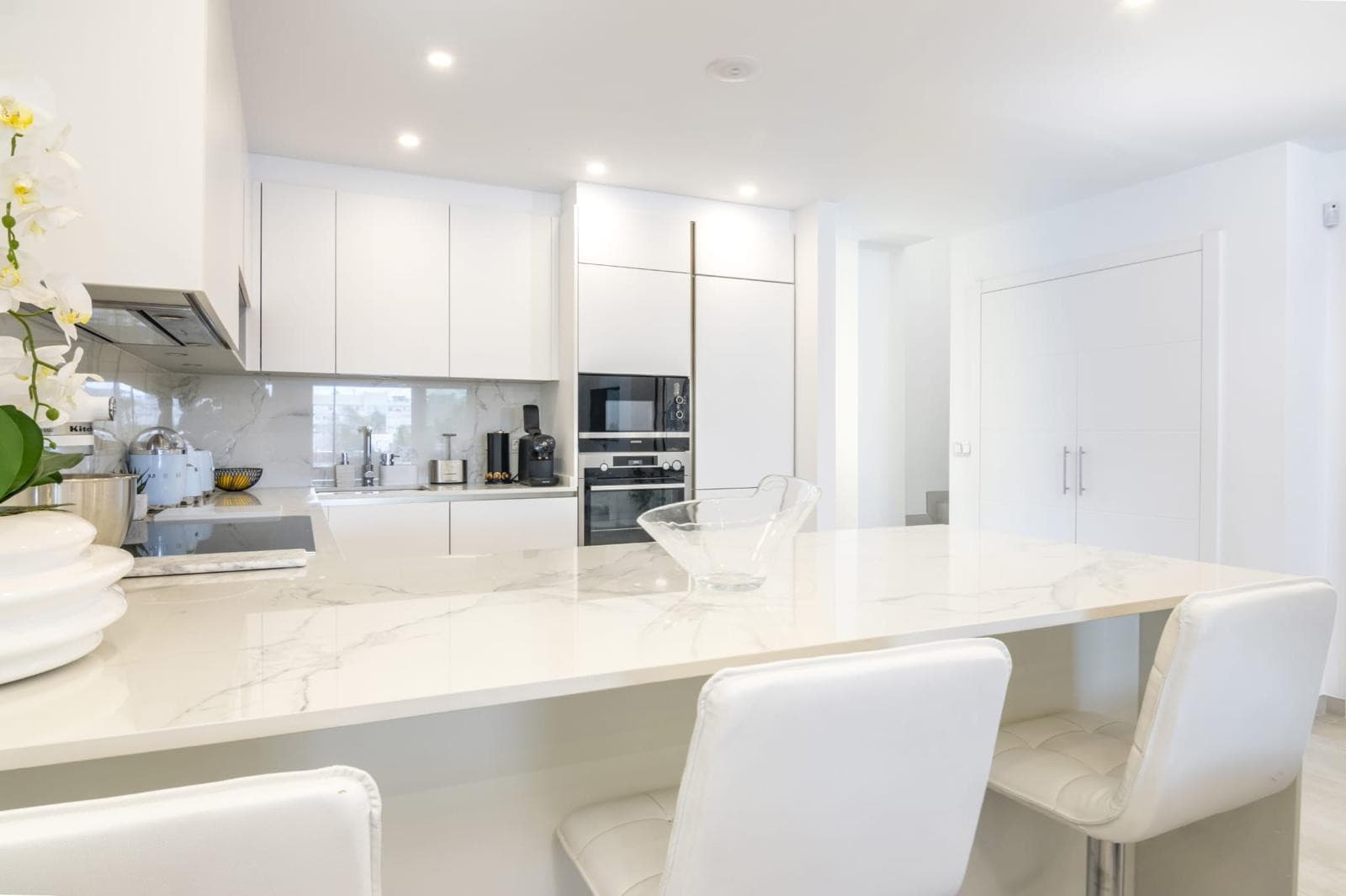 Luxury Duplex Penthouse for sales in Villa Marina, Marbella, Walking Distance to Puerto Banús and the Beach