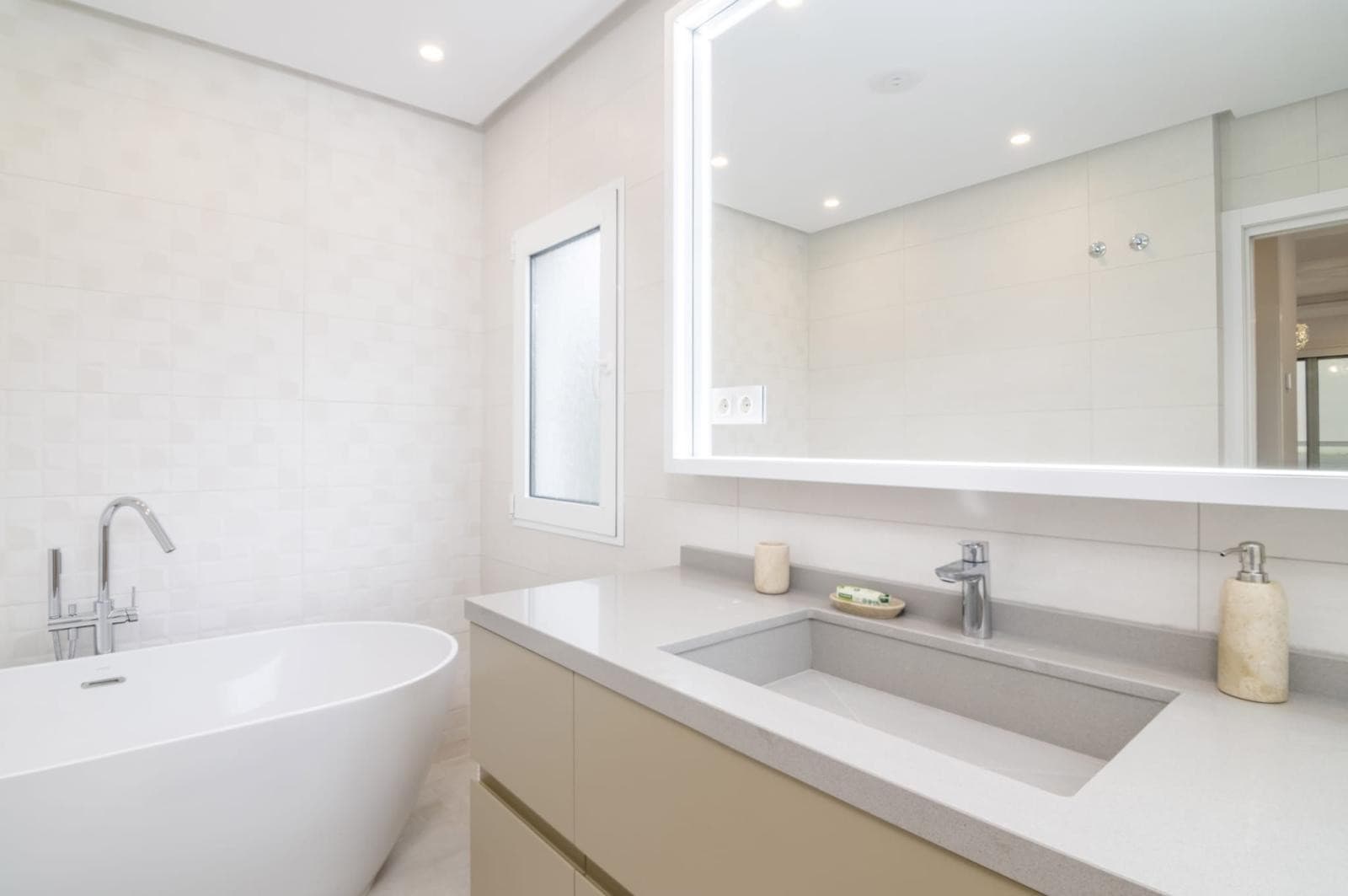 Luxury Duplex Penthouse for sales in Villa Marina, Marbella, Walking Distance to Puerto Banús and the Beach