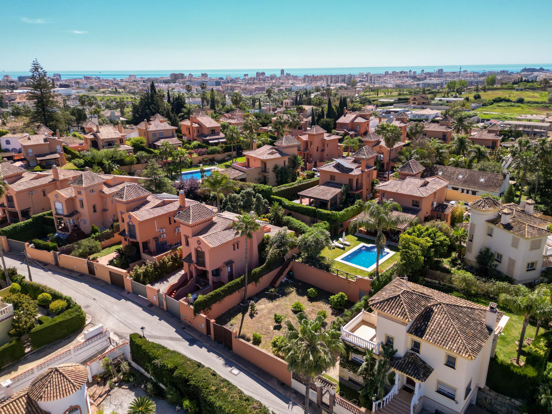 ✨ Mediterranean Villa with Private Pool in La Sierrezuela – Mijas Costa Discover this stunning villa where traditional A