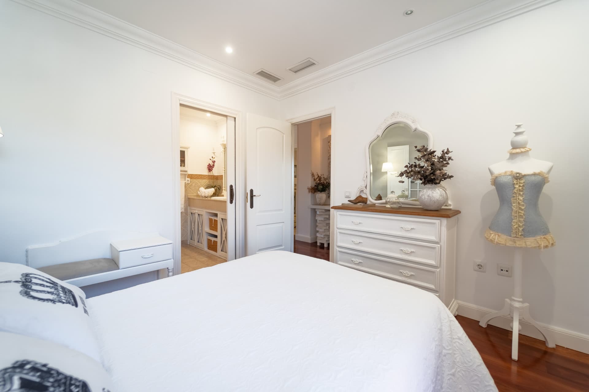 ✨ Mediterranean Villa with Private Pool in La Sierrezuela – Mijas Costa Discover this stunning villa where traditional A