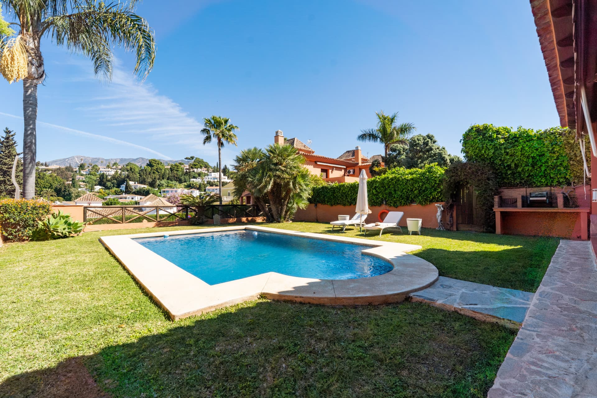 ✨ Mediterranean Villa with Private Pool in La Sierrezuela – Mijas Costa Discover this stunning villa where traditional A