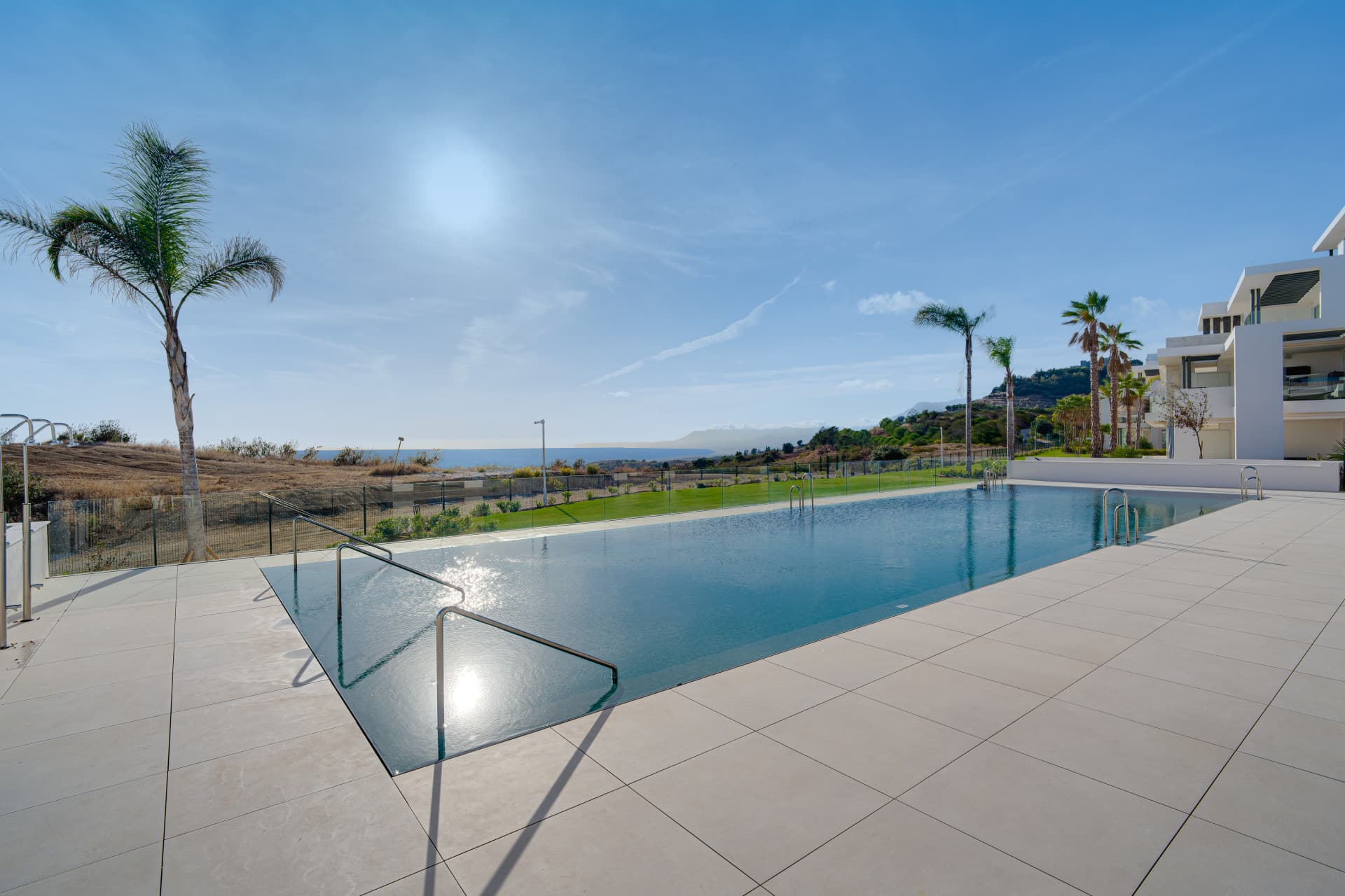 Elegante y nuevo apartamento de dos dormitorios situado en la exclusiva comunidad cerrada de Ocean View Marbella en La Mairena
