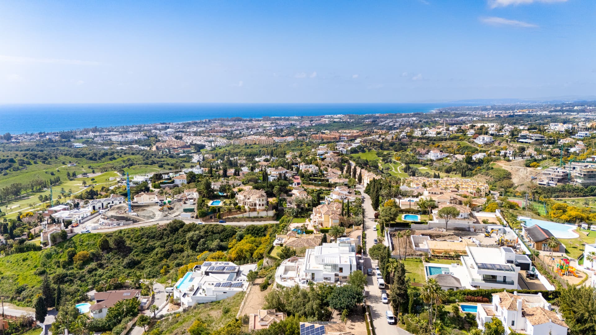 Reform opportunity - South facing, four bedroom Villa located in El Paraiso with sea views