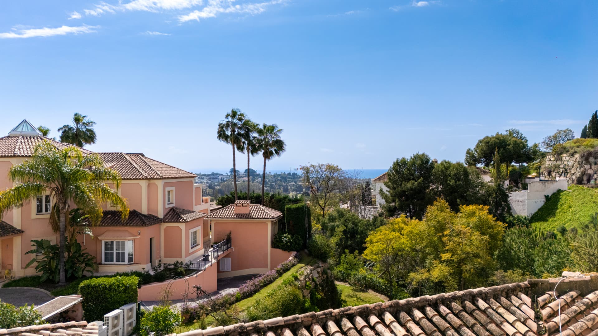 Reform opportunity - South facing, four bedroom Villa located in El Paraiso with sea views