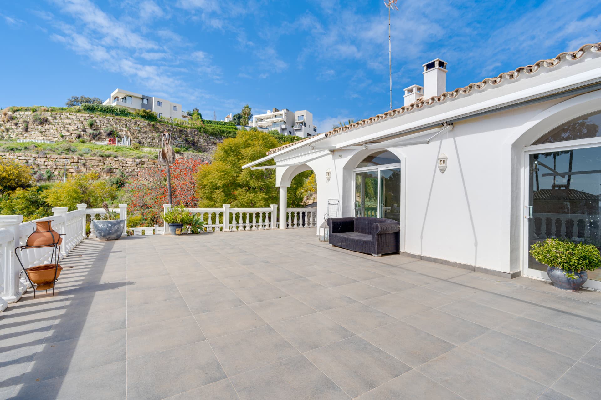 Reform opportunity - South facing, four bedroom Villa located in El Paraiso with sea views