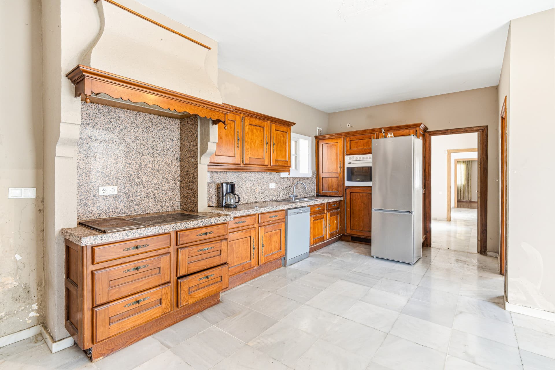 Reform opportunity - South facing, four bedroom Villa located in El Paraiso with sea views