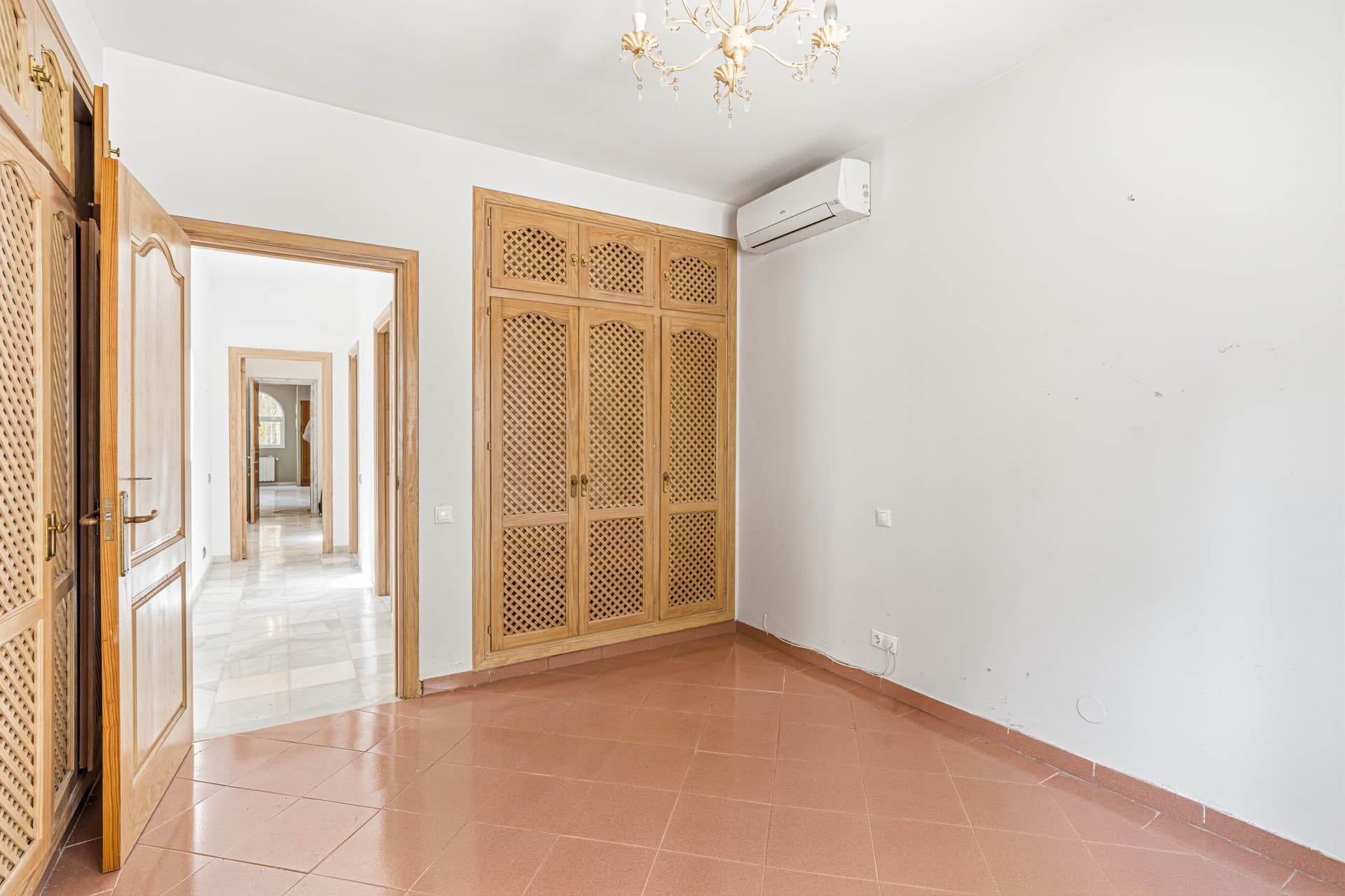 Reform opportunity - South facing, four bedroom Villa located in El Paraiso with sea views