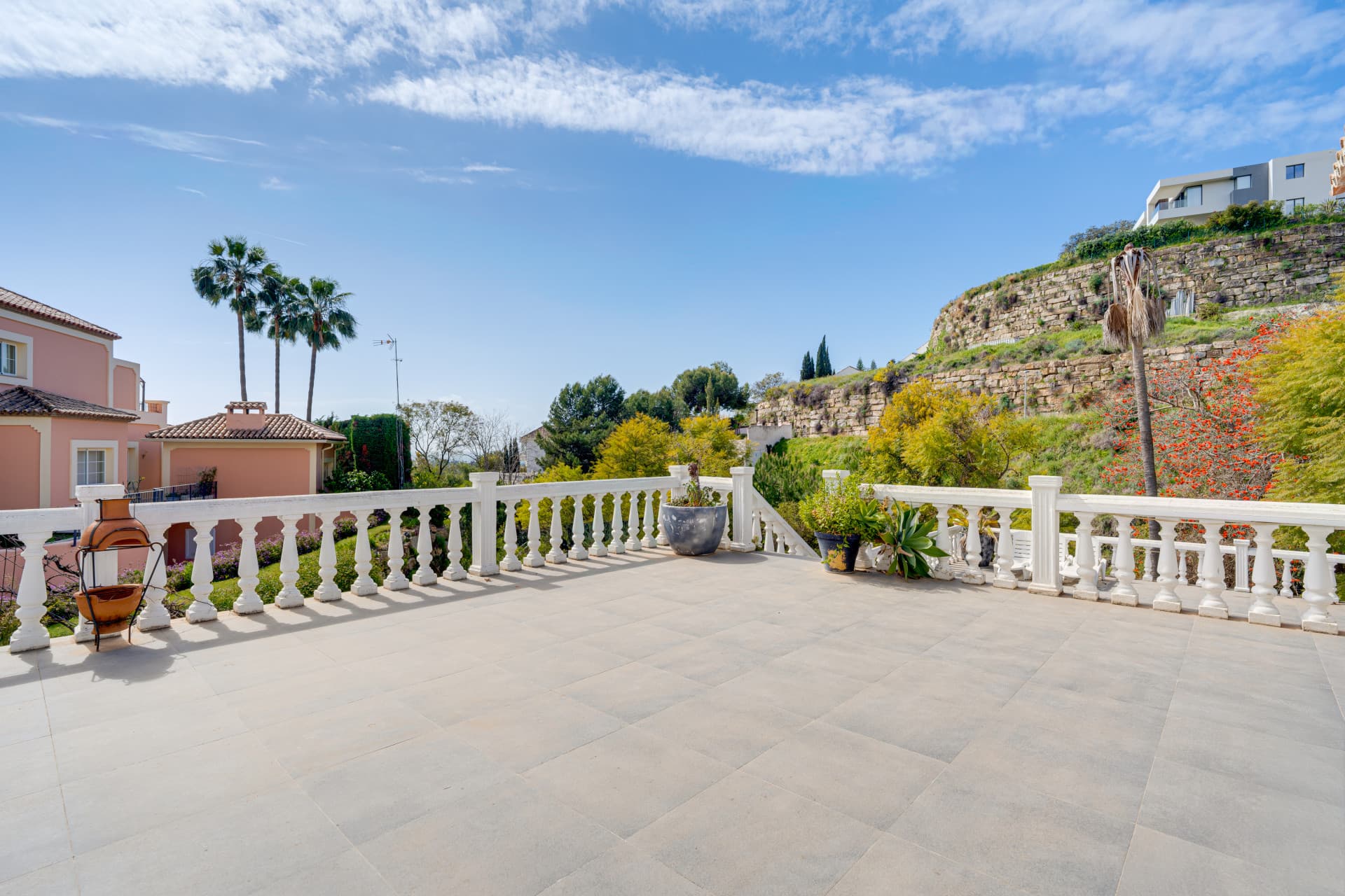 Reform opportunity - South facing, four bedroom Villa located in El Paraiso with sea views
