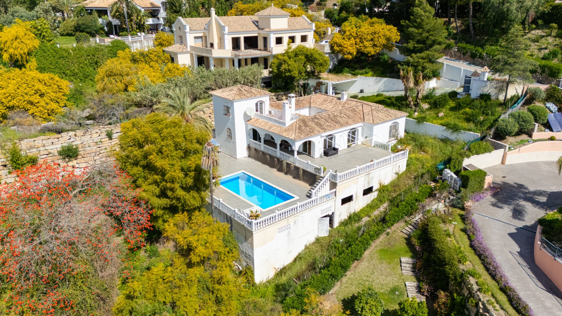 Reform opportunity - South facing, four bedroom Villa located in El Paraiso with sea views